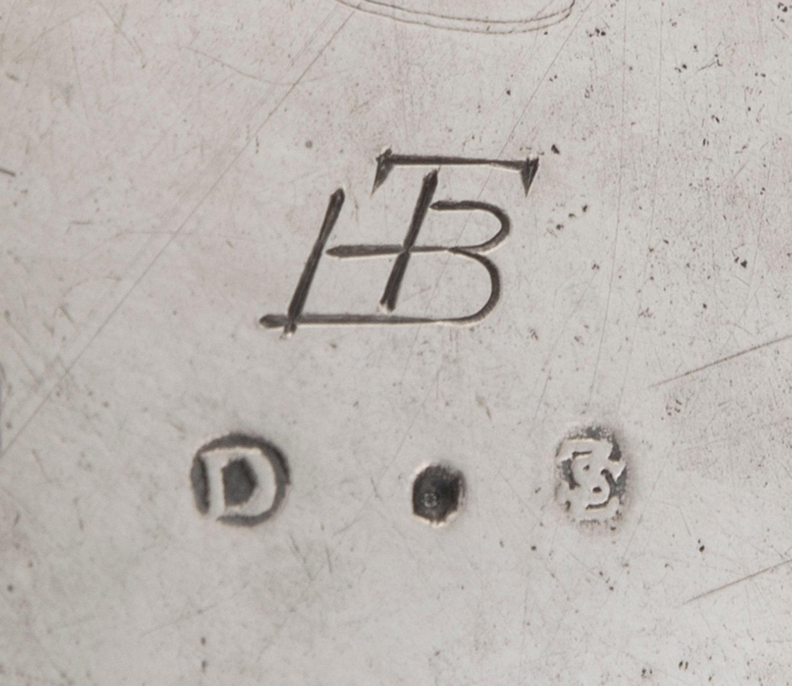 Timbale couverte tripode en argent et vermeil repoussé, par Zacharias Schlosser der Jünger - 2