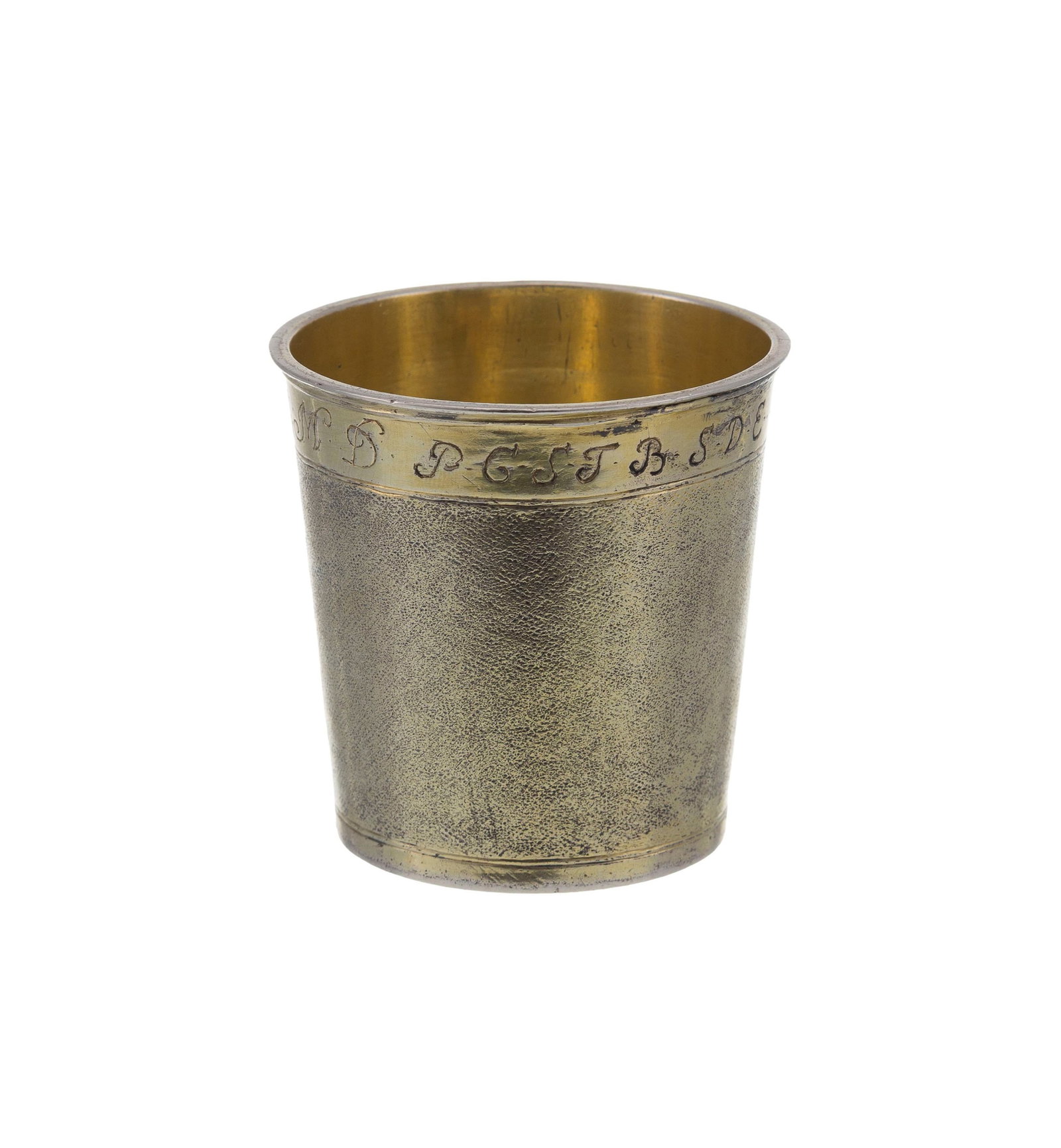 Petite timbale en vermeil "peau de serpent", probablement Allemagne, XVIIIe s., gravée d'une in: Petite timbale en vermeil "peau de serpent", probablement Allemagne, XVIIIe s., gravée d'une inscription et datée 1726, h. 6 cm, 95g Condition traces noires à l'intérieur points