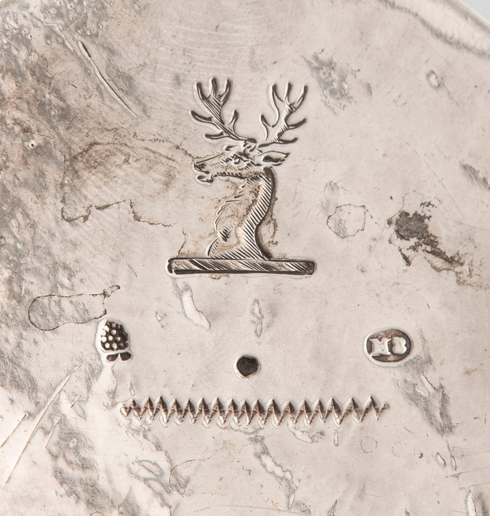 Gobelet en argent et vermeil, Augsbourg, probablement fin XVIIe s., à décor repoussé  - 2