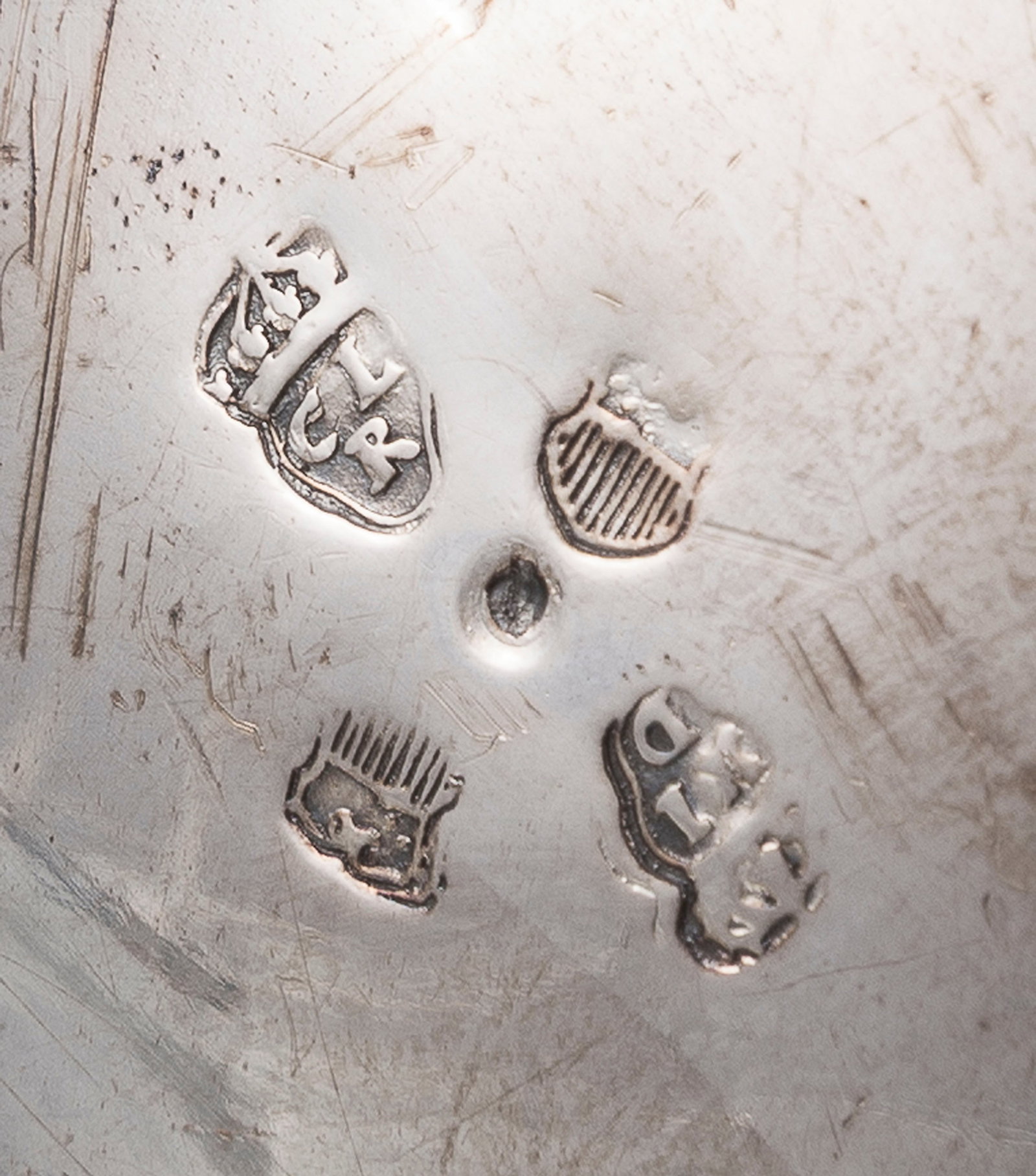 Cafetière piriforme tripode en argent, par Charles-Louis Rapillard, Lausanne, XVIIIe s., grav&# - 2