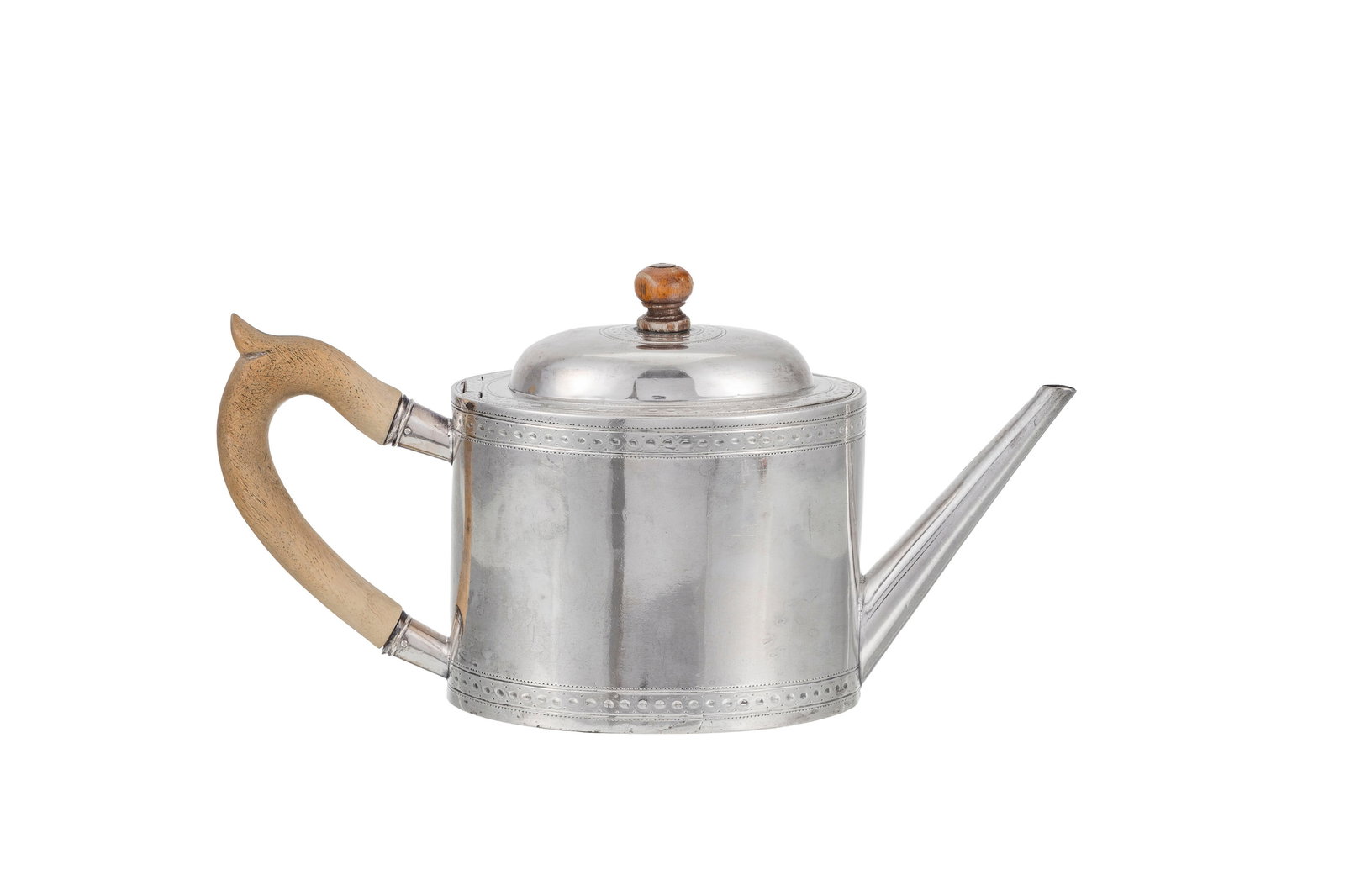 Théière ovale en argent, par Wilhelm Brenner, Lausanne, XVIIIe s., à décor grav&: Théière ovale en argent, par Wilhelm Brenner, Lausanne, XVIIIe s., à décor gravé d'entrelacs, h. 14 cm, 495g Condition légères microrayures d'usage