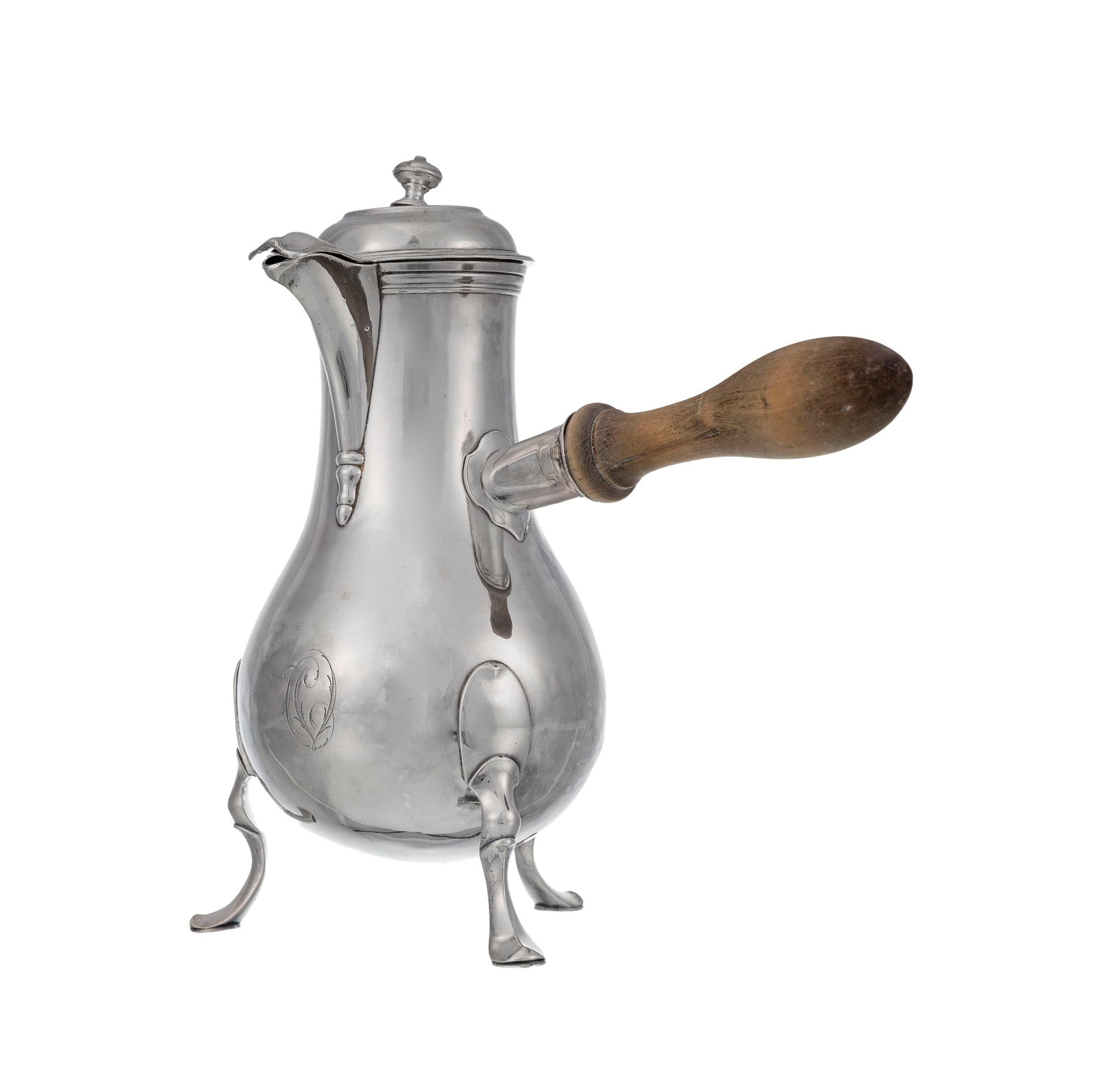Verseuse piriforme tripode en argent, par Etienne Terroux, Genève, XVIIIe s., gravée d'un : Verseuse piriforme tripode en argent, par Etienne Terroux, Genève, XVIIIe s., gravée d'un monogramme, anse latéral en bois, h. 20 cm, brut 455g Condition choc sur la prise campaniforme