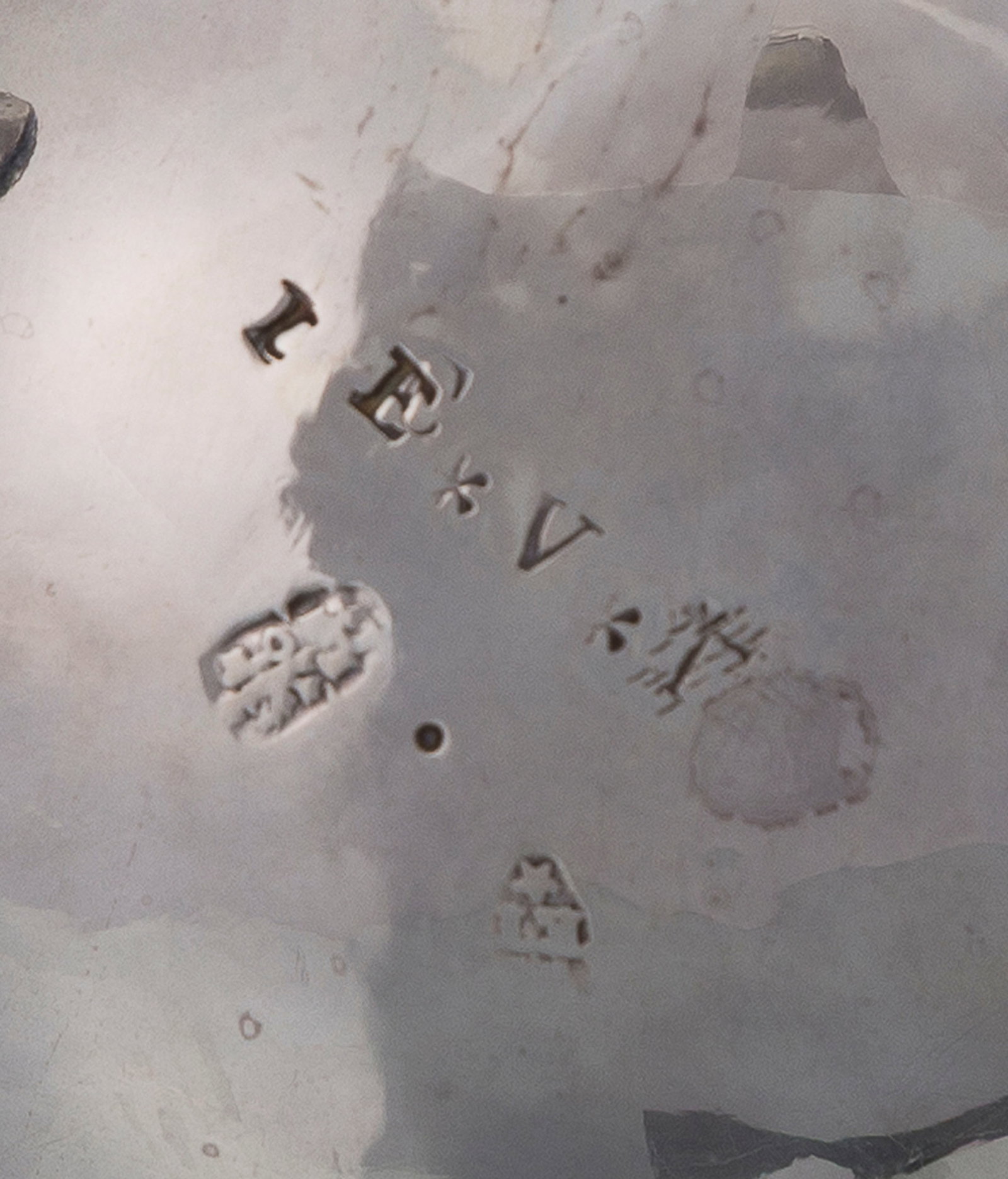 Verseuse piriforme tripode en argent, par Etienne Terroux, Genève, XVIIIe s., gravée d'un  - 2