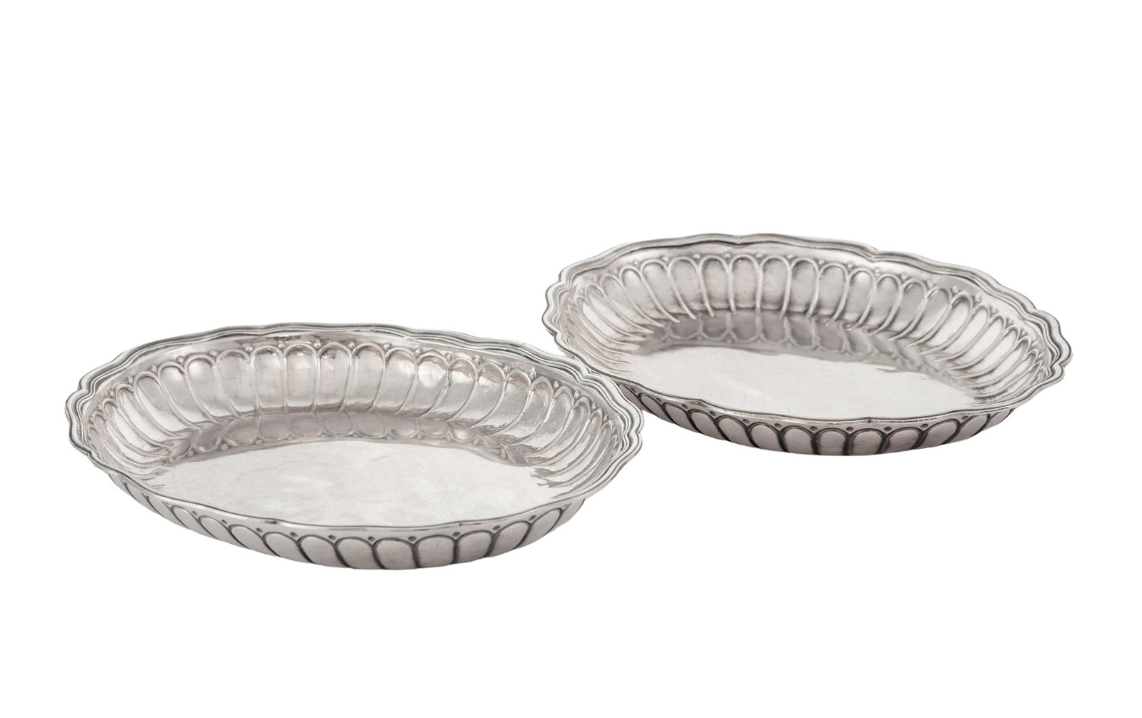Paire de grandes coupelles polylobées en argent, France, XVIIIe s., à décor de godron (1 of 2)