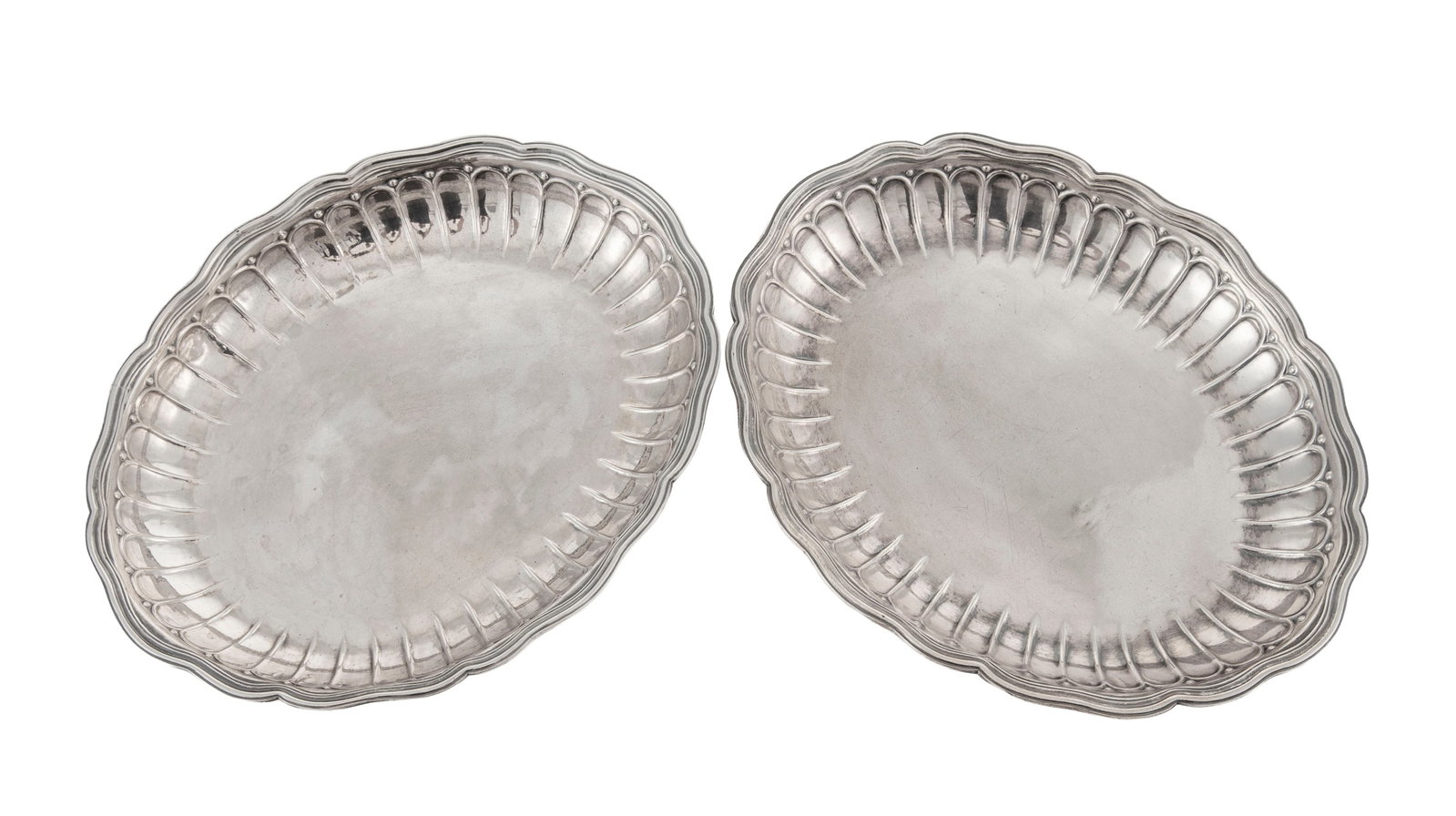 Paire de grandes coupelles polylobées en argent, France, XVIIIe s., à décor de godron - 2