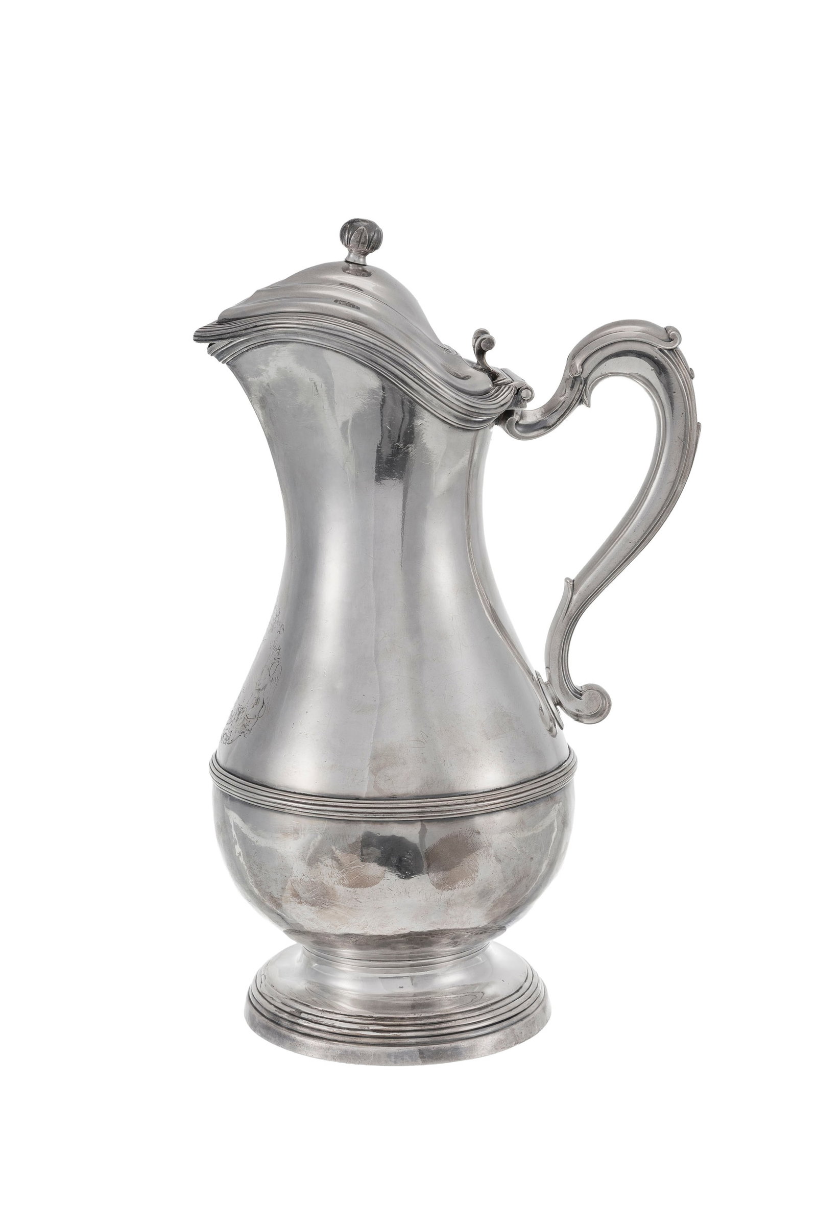 Aiguière en argent, Bordeaux, fin XVIIIe s., à décor de filets et gravée d'armoi: Aiguière en argent, Bordeaux, fin XVIIIe s., à décor de filets et gravée d'armoiries d'alliance en partie effacées, maître-orfèvre EM, h. 26 cm, 1045g Condition armo