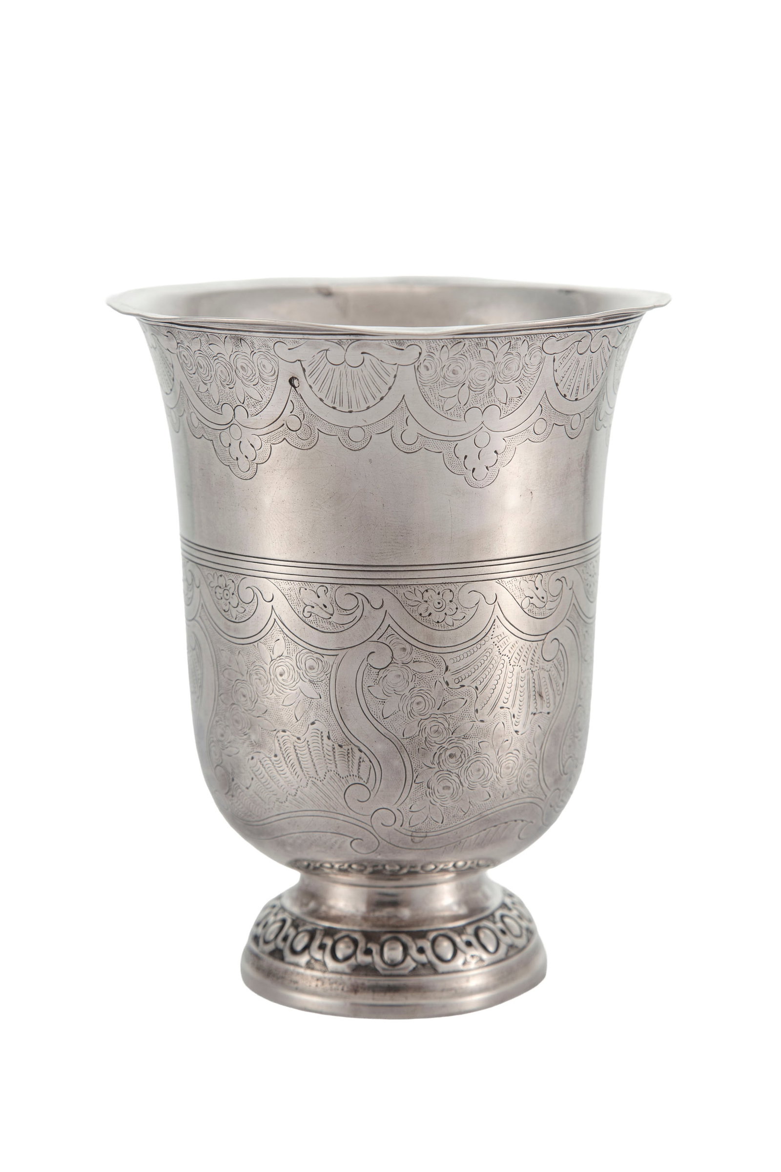Timbale tulipe sur talon en argent, France, XVIIIe s., à décor gravé de volutes, coqu: Timbale tulipe sur talon en argent, France, XVIIIe s., à décor gravé de volutes, coquilles et fleurs, poinçons mal insculpés, h. 12 cm, 160g Condition présence de plusieu