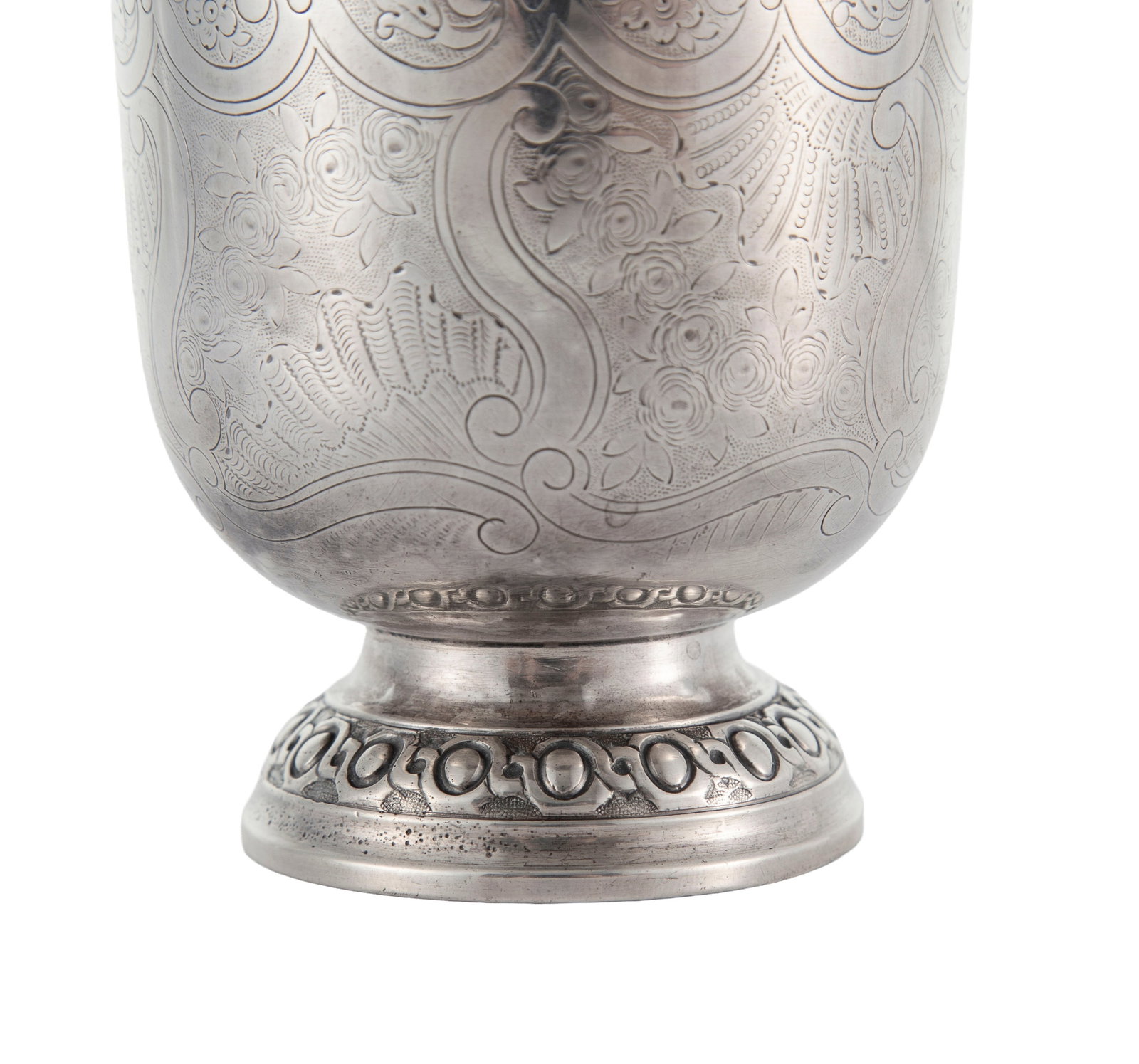Timbale tulipe sur talon en argent, France, XVIIIe s., à décor gravé de volutes, coqu - 2