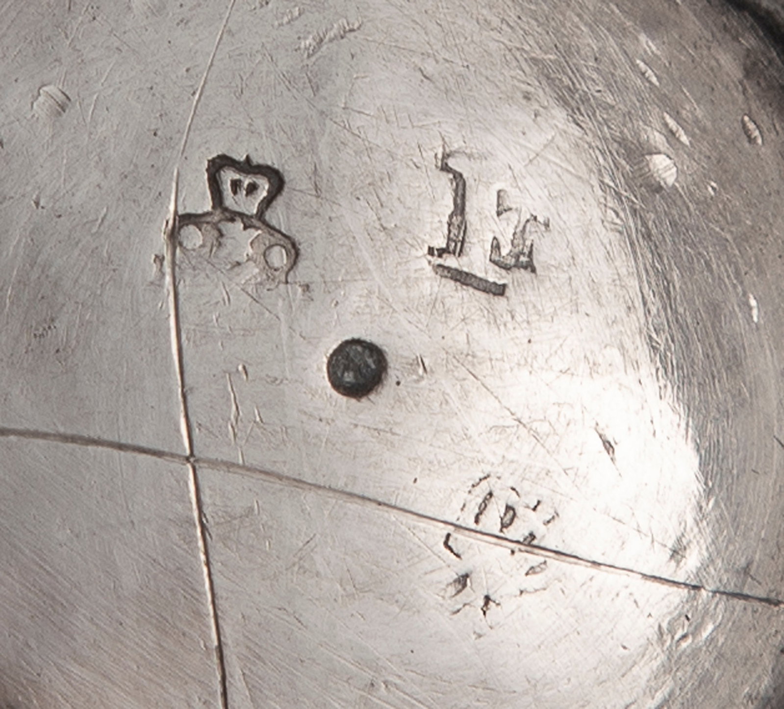 Timbale tulipe sur talon en argent, France, XVIIIe s., à décor gravé de volutes, coqu - 3