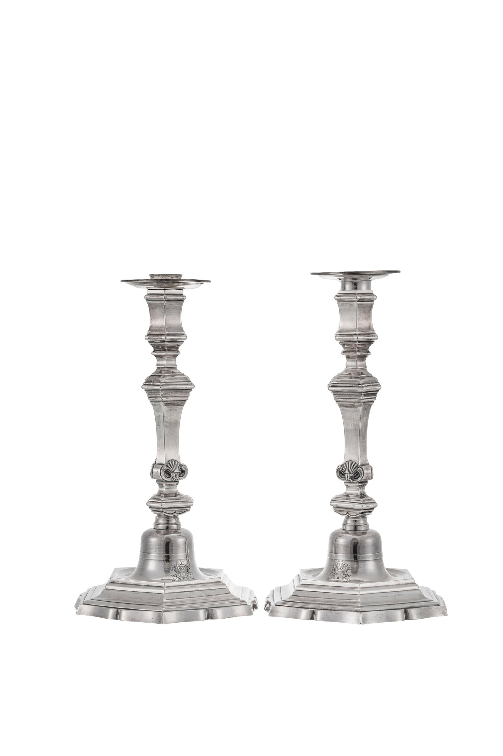 Paire de flambeaux en argent, Montpellier, 1766, à décor de coquilles et filets, la base g: Paire de flambeaux en argent, Montpellier, 1766, à décor de coquilles et filets, la base gravée d'armoiries, h. 24,5 cm, 1075g Condition 1 bobèche à restaurer bobèches