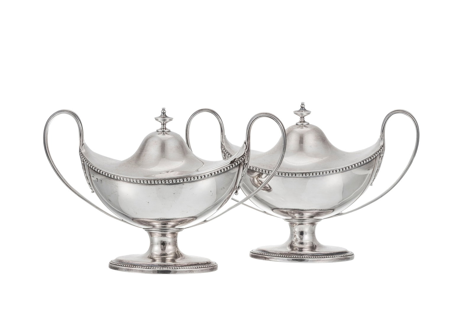 Paire de saucières couvertes sur piédouche d'époque George III en argent, par William (1 of 2)