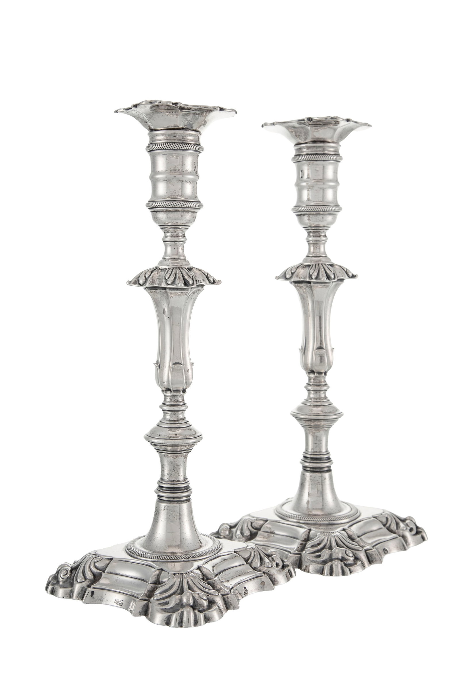 Paire de flambeaux en argent, Dublin, XVIIIe s., la base carrée avec coquilles, h. 26,5 cm, 142: Paire de flambeaux en argent, Dublin, XVIIIe s., la base carrée avec coquilles, h. 26,5 cm, 1420g Condition L'absence de rapport de condition n'implique pas que le lot soit en parfaite condition
