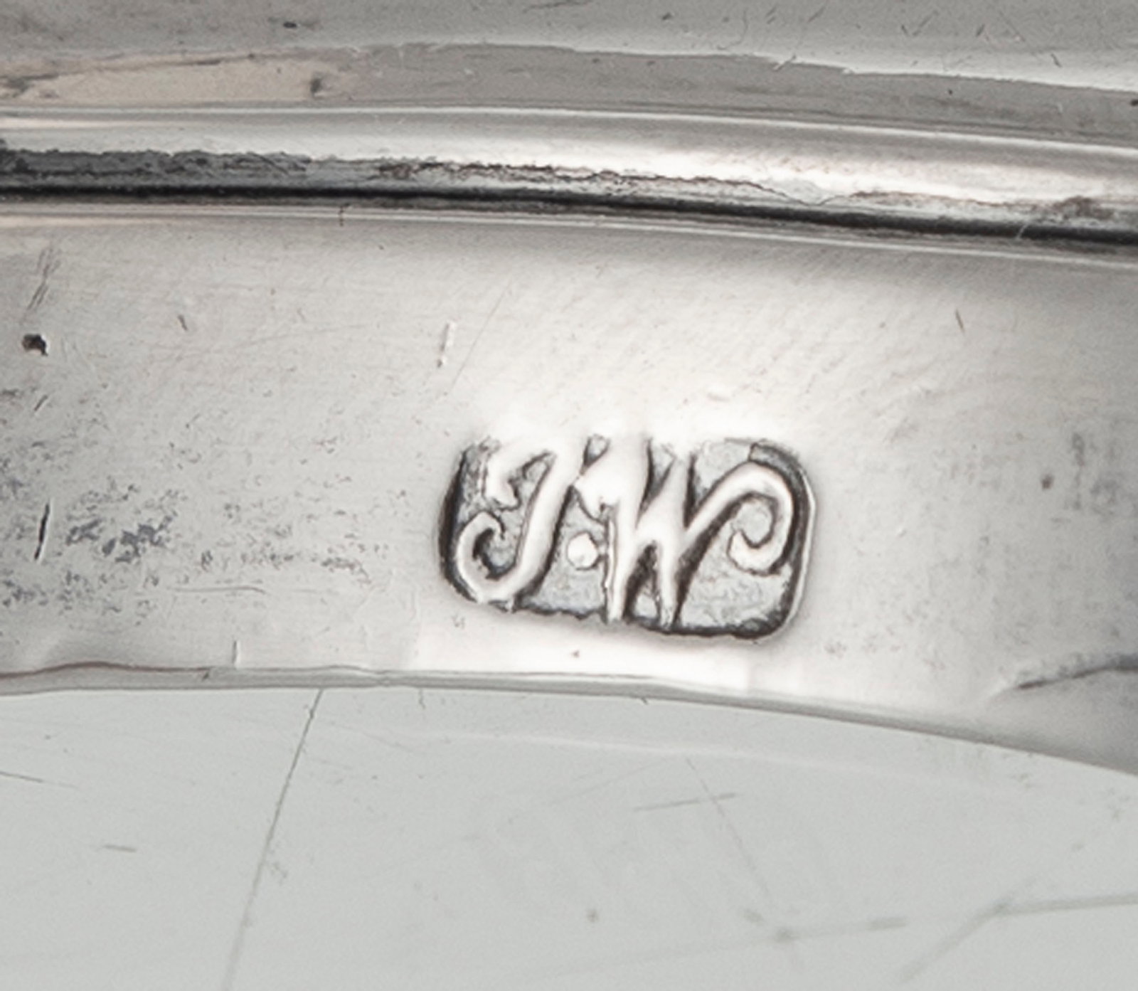 Paire de flambeaux en argent, Dublin, XVIIIe s., la base carrée avec coquilles, h. 26,5 cm, 142 - 2