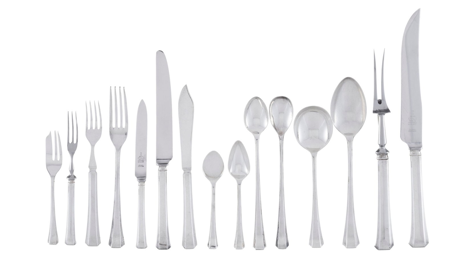 Ménagère en métal argenté anglais, Sheffield, comprenant 139 pièces: 18 fou: Ménagère en métal argenté anglais, Sheffield, comprenant 139 pièces: 18 fourchettes, 12 couteaux et 6 cuillers de table, 6 fourchettes à pâtisserie, 5 cuillers