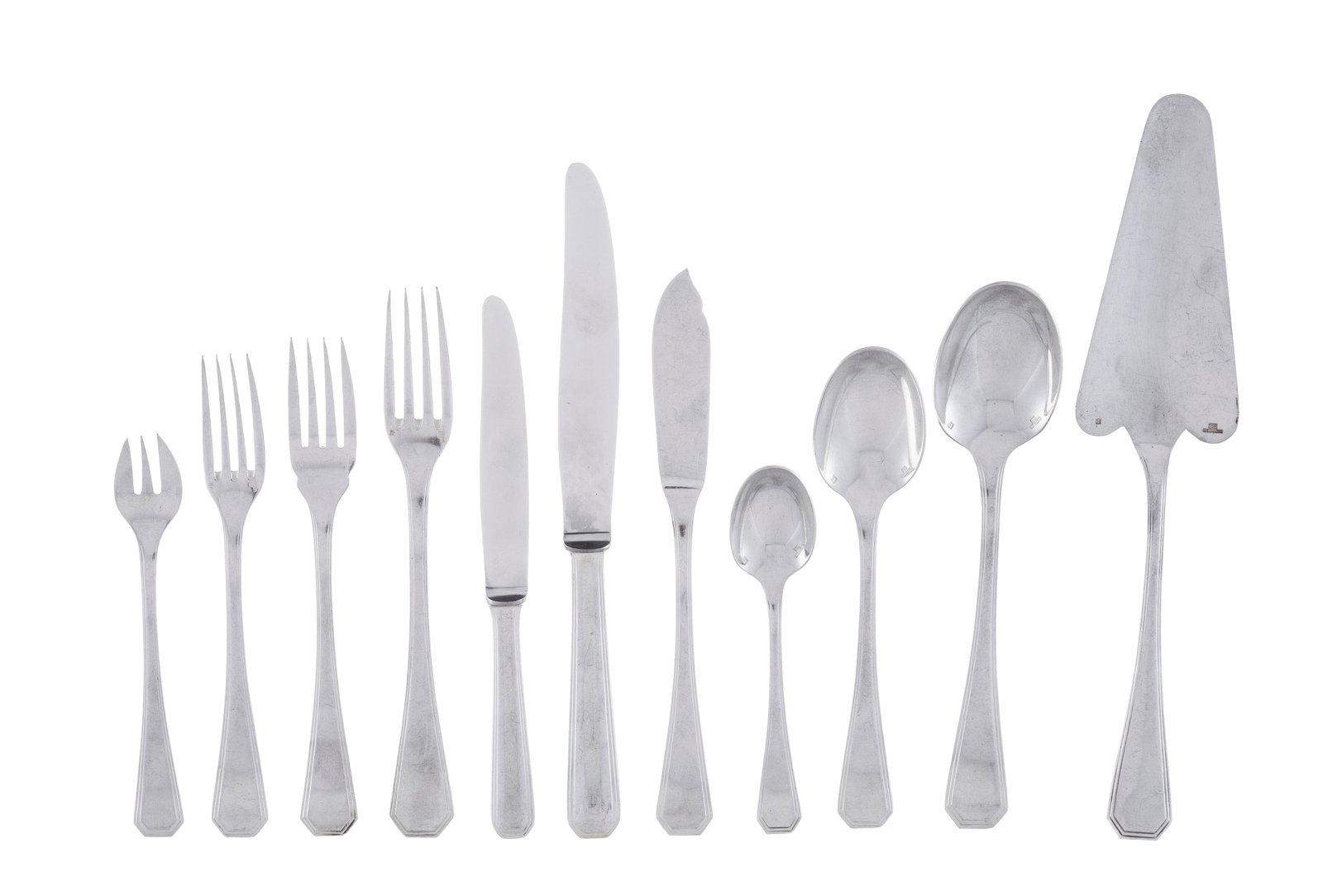 Christofle. Ménagère en métal argenté, modèle America, comprenant 133 pi: Christofle. Ménagère en métal argenté, modèle America, comprenant 133 pièces: 12 fourchettes, 18 couteaux et 12 cuillers de table, 12 fourchettes, 18 couteaux et 12