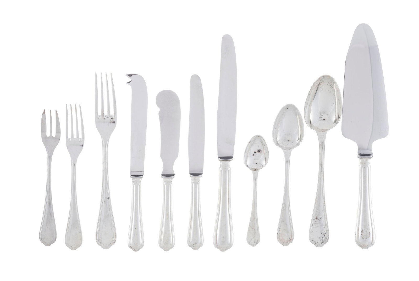 Christofle. Ménagère en métal argenté, modèle Spatours, comprenant 136 pi&#: Christofle. Ménagère en métal argenté, modèle Spatours, comprenant 136 pièces: 12 fourchettes, 12 couteaux et 12 cuillers de table, 11 fourchettes, 12 couteaux et 12
