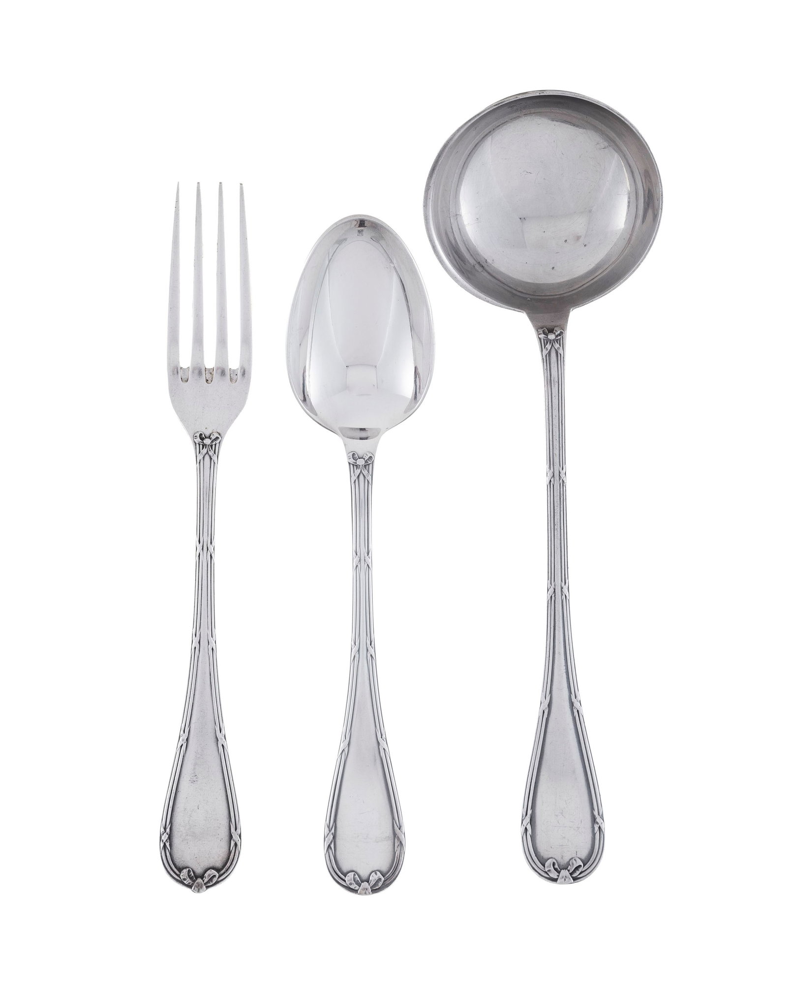 Christofle. Partie de ménagère en métal argenté, modèle Rubans, comprenant : Christofle. Partie de ménagère en métal argenté, modèle Rubans, comprenant 26 pièces: 12 fourchettes et 12 cuillers de table et 2 petites louches