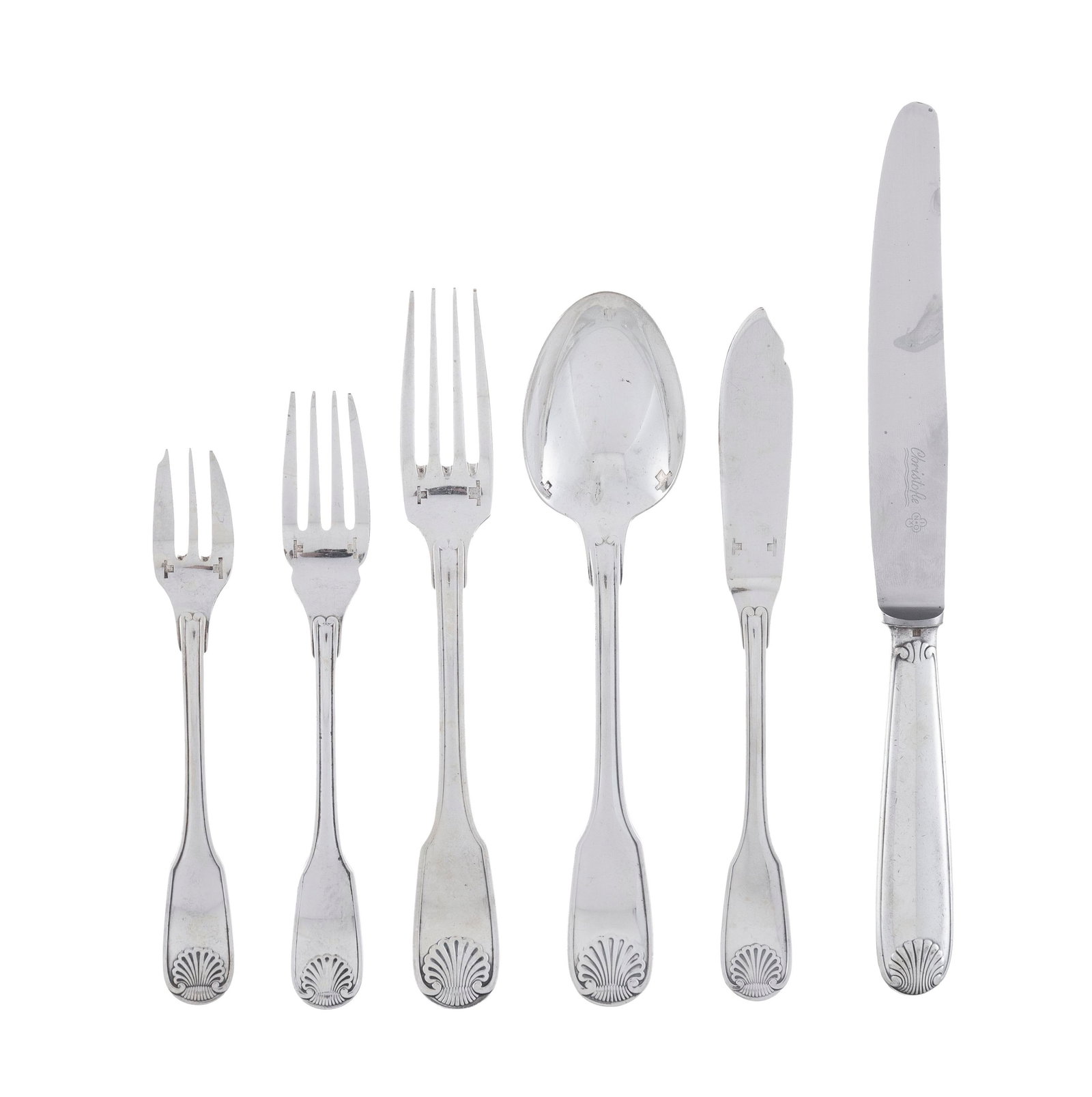Christofle et France. Partie de ménagère en métal argenté Christofle, 2 modè: Christofle et France. Partie de ménagère en métal argenté Christofle, 2 modèles Coquille, comprenant 51 pièces: 7 fourchettes, 7 couteaux et 10 cuillers de table, 6