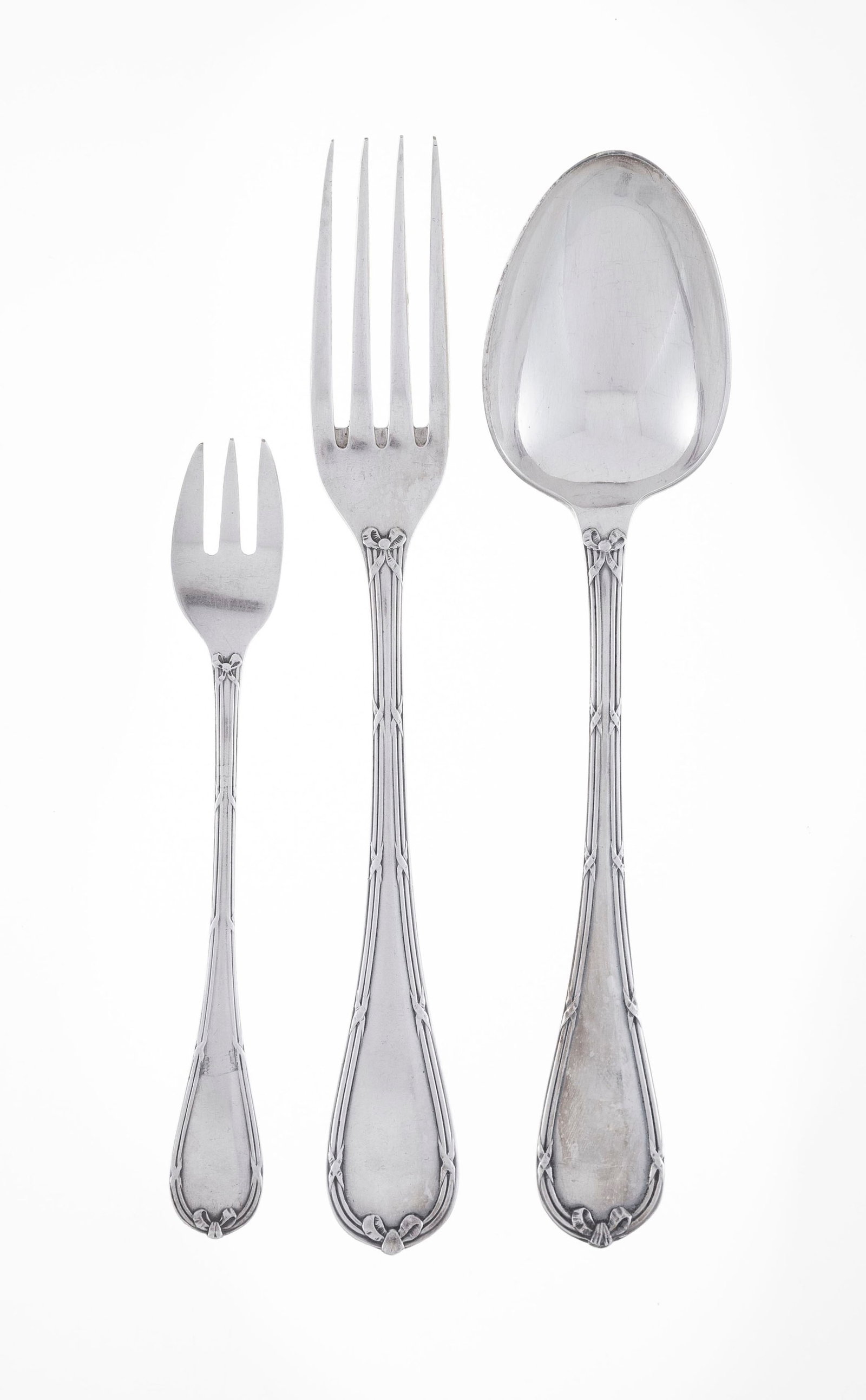 Christofle. Partie de ménagère en métal argenté, modèle Rubans, comprenant : Christofle. Partie de ménagère en métal argenté, modèle Rubans, comprenant 34 pièces: 10 fourchettes et 12 cuillers de table et 12 fourchettes à