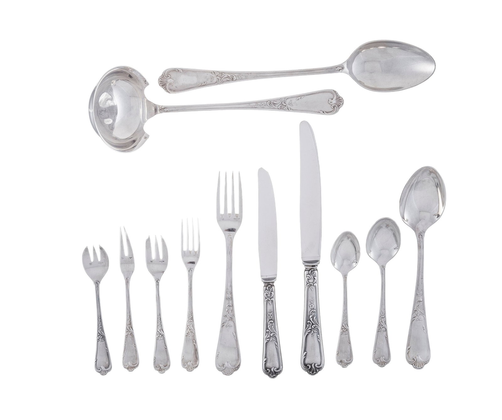 Ercuis. Méangère en métal argenté, modèle style Rocaille, comprenant 146 pi: Ercuis. Méangère en métal argenté, modèle style Rocaille, comprenant 146 pièces: 12 fourchettes, 12 couteaux et 12 cuillers de table, 12 fourchettes, 12 couteaux et 12