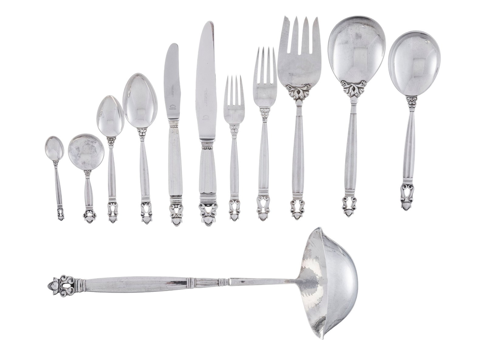 Georg Jensen. Partie de ménagère en argent Sterling, Copenhague, XXe s., modèle Acorn: Georg Jensen. Partie de ménagère en argent Sterling, Copenhague, XXe s., modèle Acorn, comprenant 70 pièces : 9 fourchettes, 10 couteaux de table, 10 fourchettes, 9 couteaux et 9