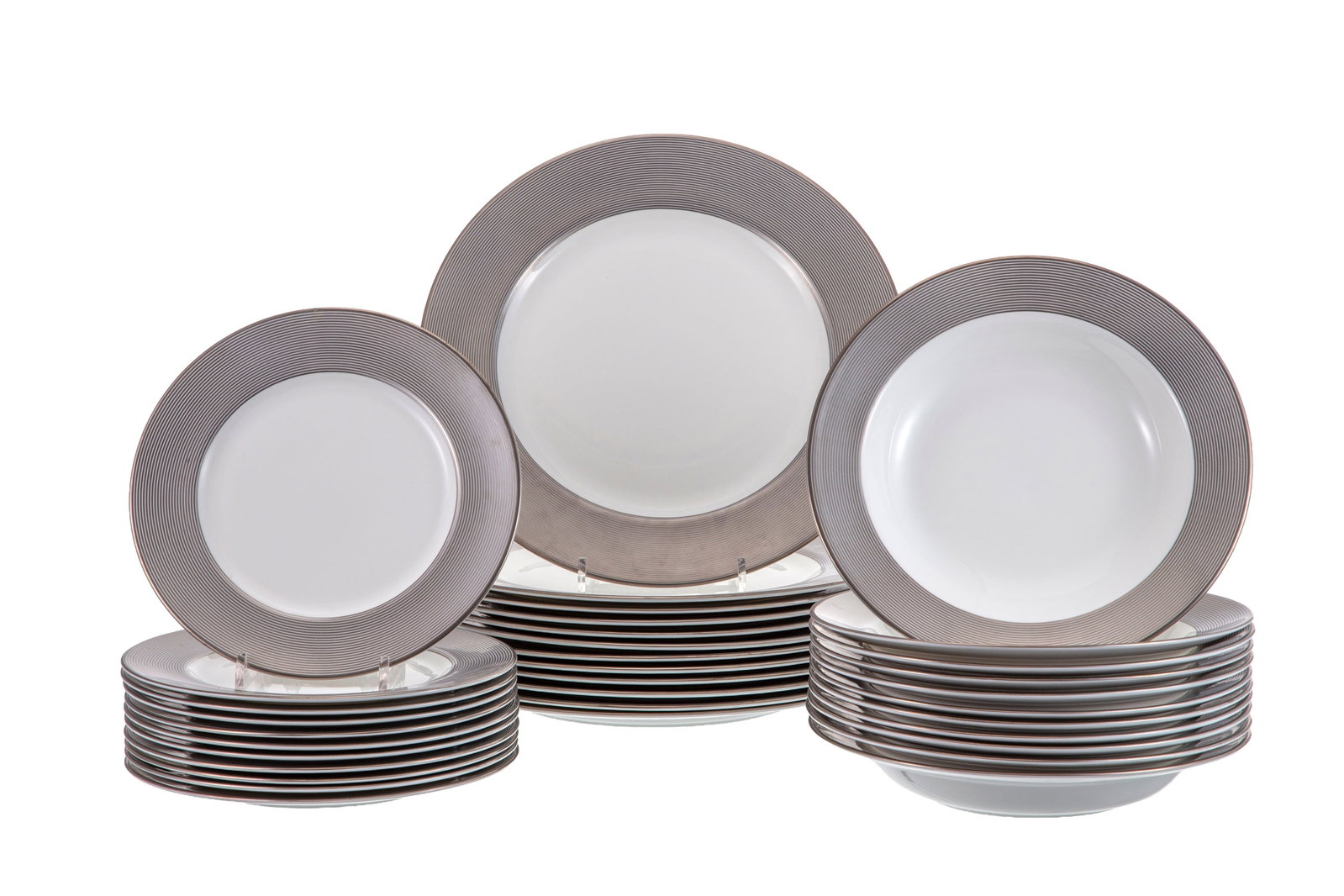 Asprey. Service à dîner en porcelaine, modèle Matchstriker, comprenant 34 pièces (1 of 2)
