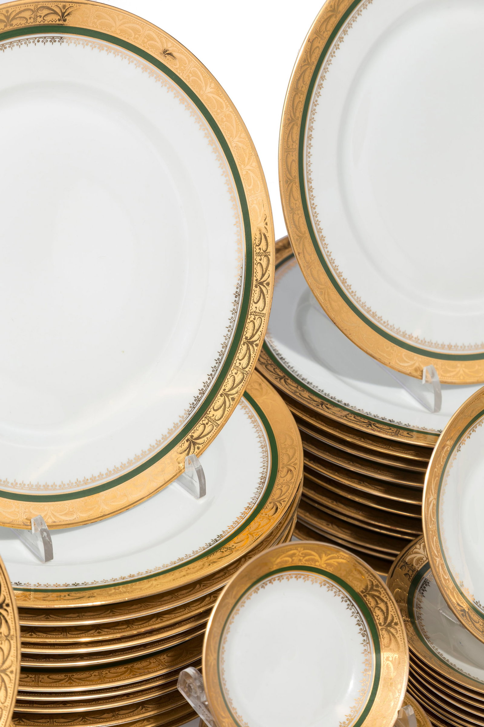 Limoges. Service à dîner en porcelaine, Rocal, modèle à décor vert et or, c - 2