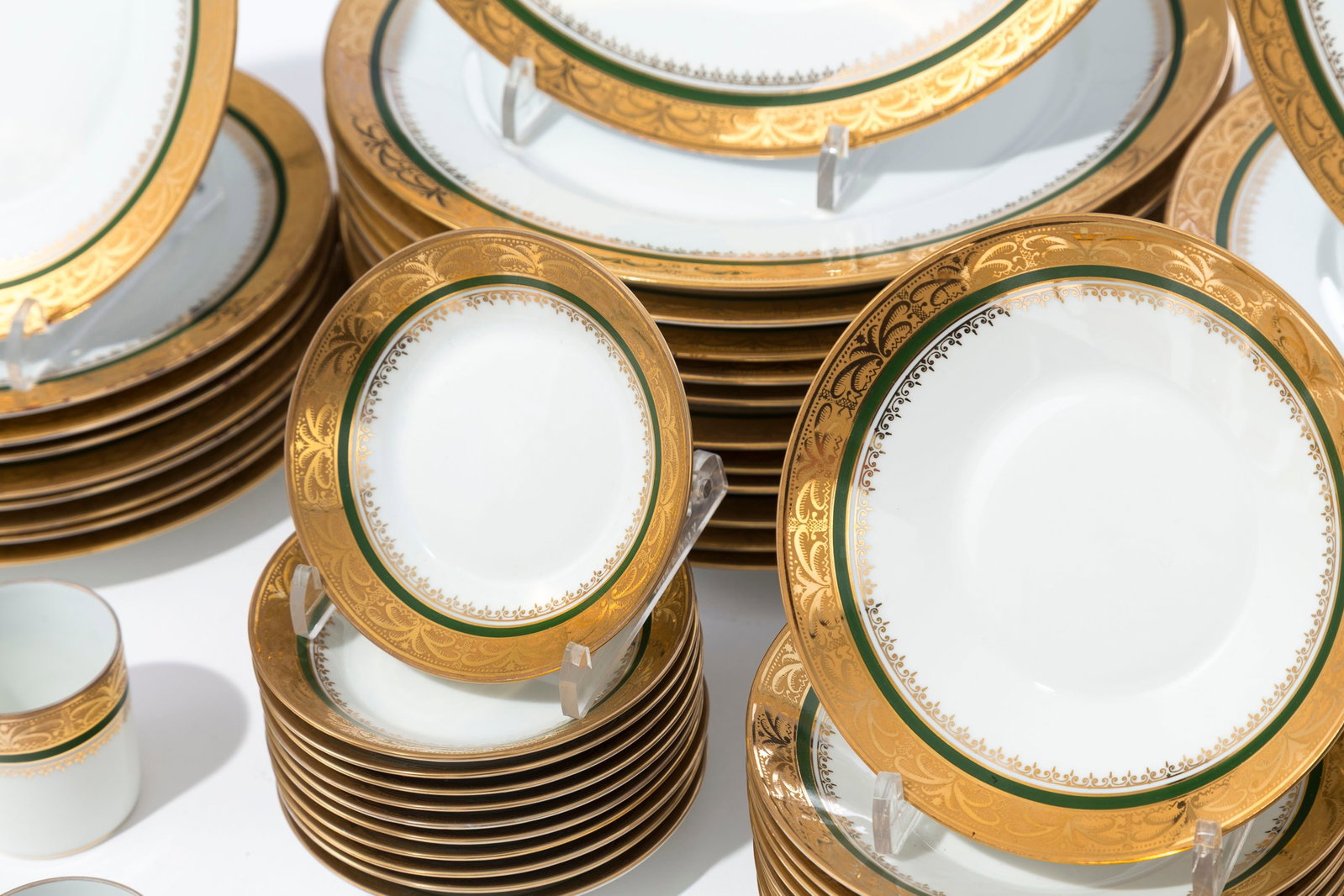 Limoges. Service à dîner en porcelaine, Rocal, modèle à décor vert et or, c - 3
