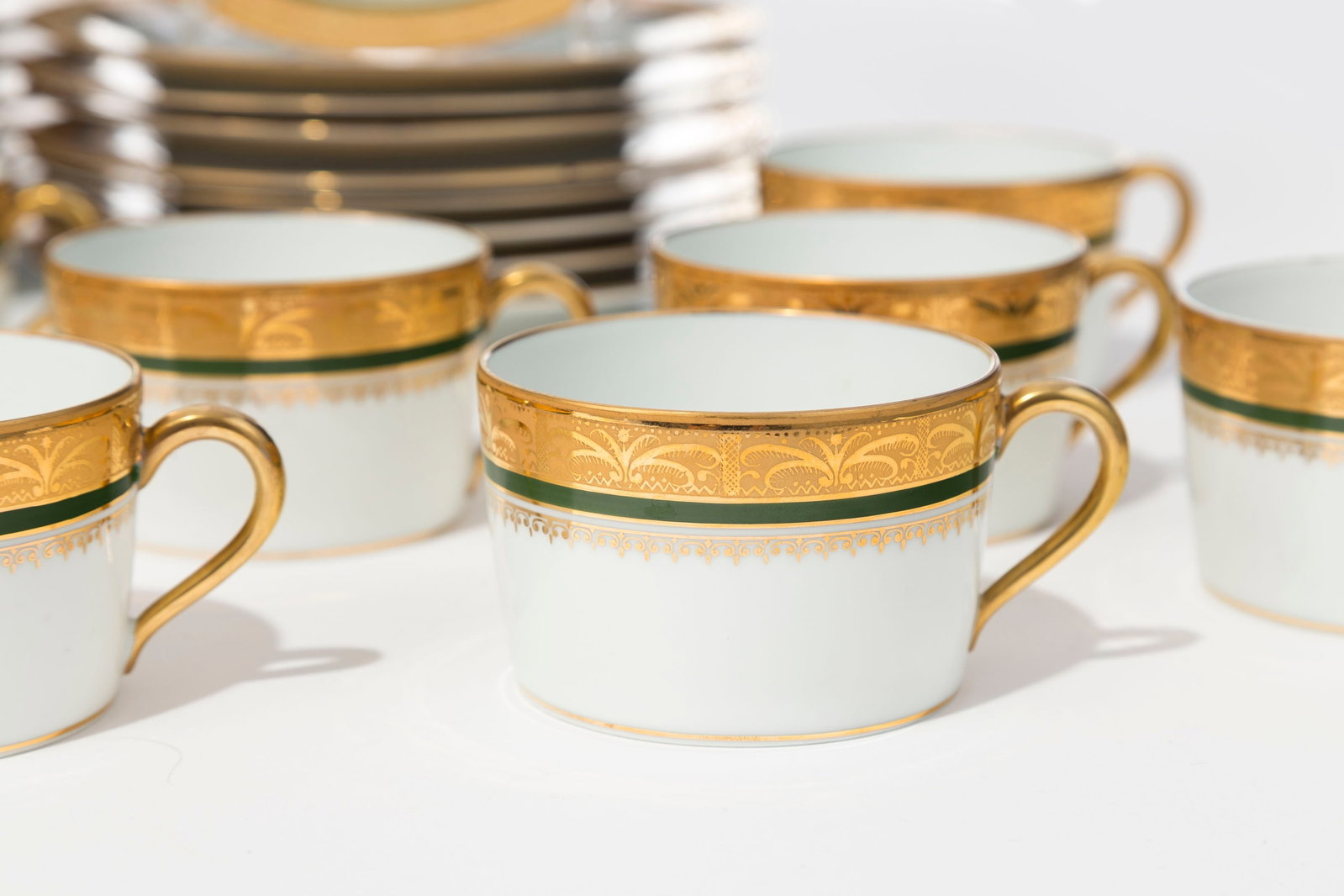 Limoges. Service à dîner en porcelaine, Rocal, modèle à décor vert et or, c - 4