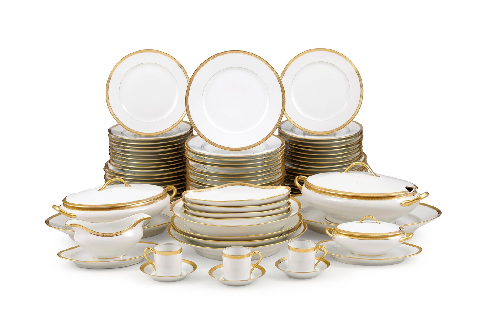 Partie de service en porcelaine, Limoges, à décor or, comprenant 76 pièces: 30 assiet: Partie de service en porcelaine, Limoges, à décor or, comprenant 76 pièces: 30 assiettes à dîner, 10 assiettes creuses, 18 assiettes à entremets, 4 raviers, 1