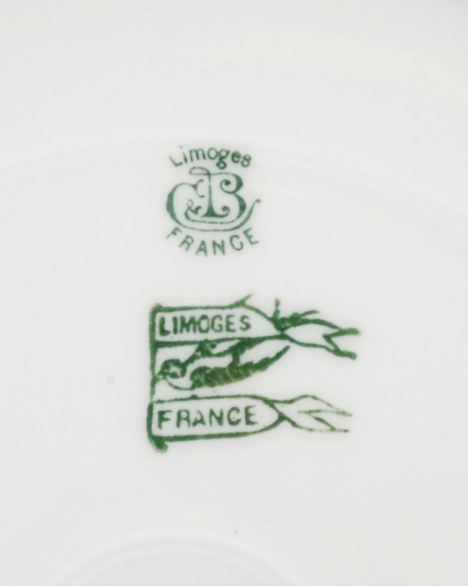 Partie de service en porcelaine, Limoges, à décor or, comprenant 76 pièces: 30 assiet - 3