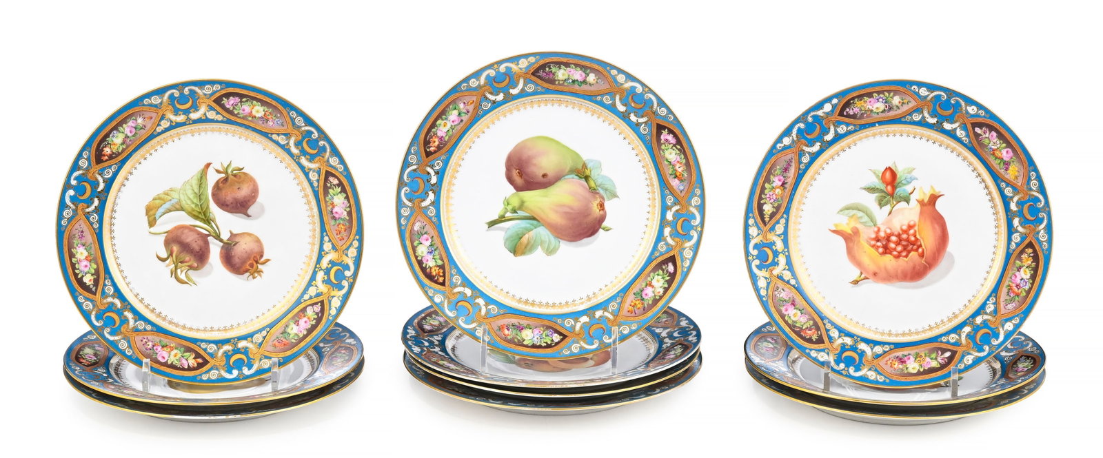 Sèvres. Suite de 10 assiettes en porcelaine, 1857-58, à décor polychrome et or de fru: Sèvres. Suite de 10 assiettes en porcelaine, 1857-58, à décor polychrome et or de fruits au centre et fleurs au marli sur fond bleu, diam. 22,5 cm Condition lacunes à la dorure <