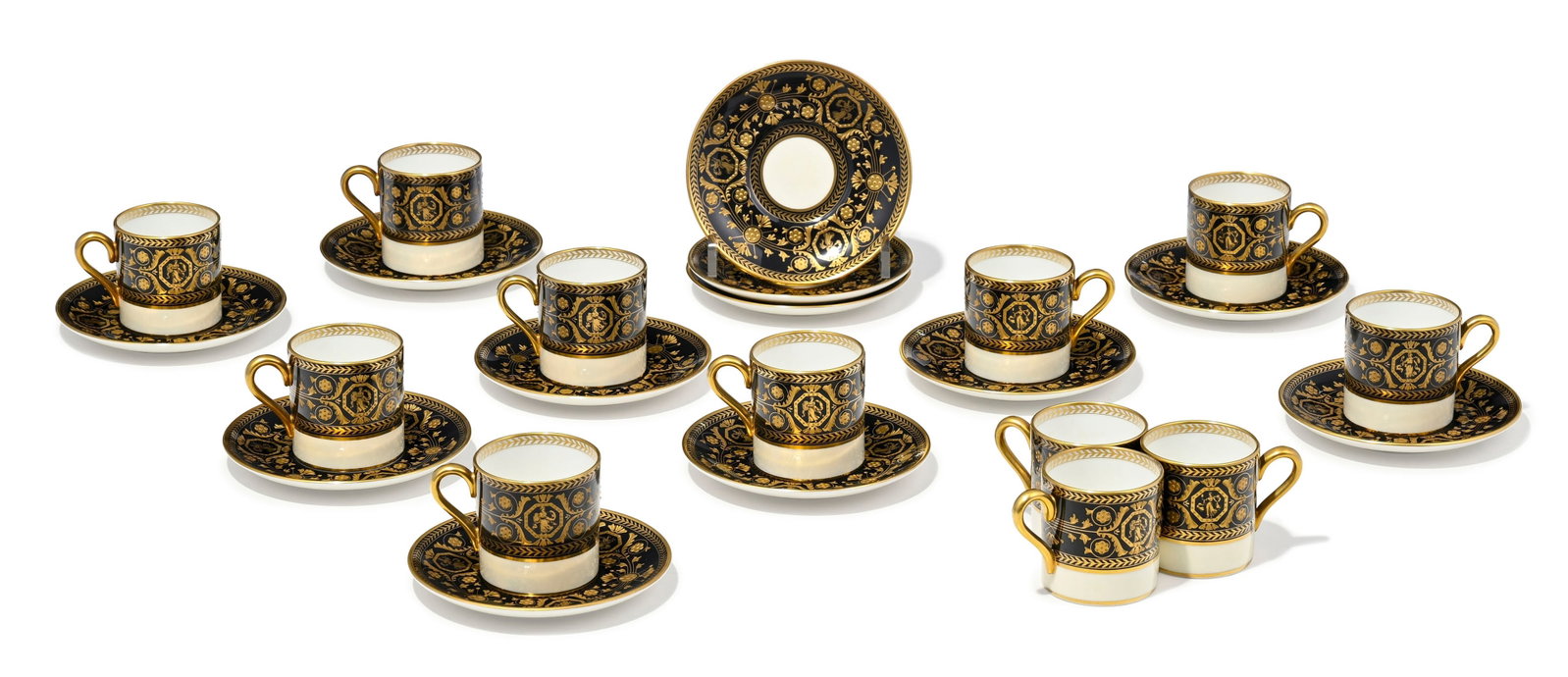 Wedgwood. Suite de 12 tasses à café et soucoupes en porcelaine, modèle Astbury, à: Wedgwood. Suite de 12 tasses à café et soucoupes en porcelaine, modèle Astbury, à décor or sur fond noir