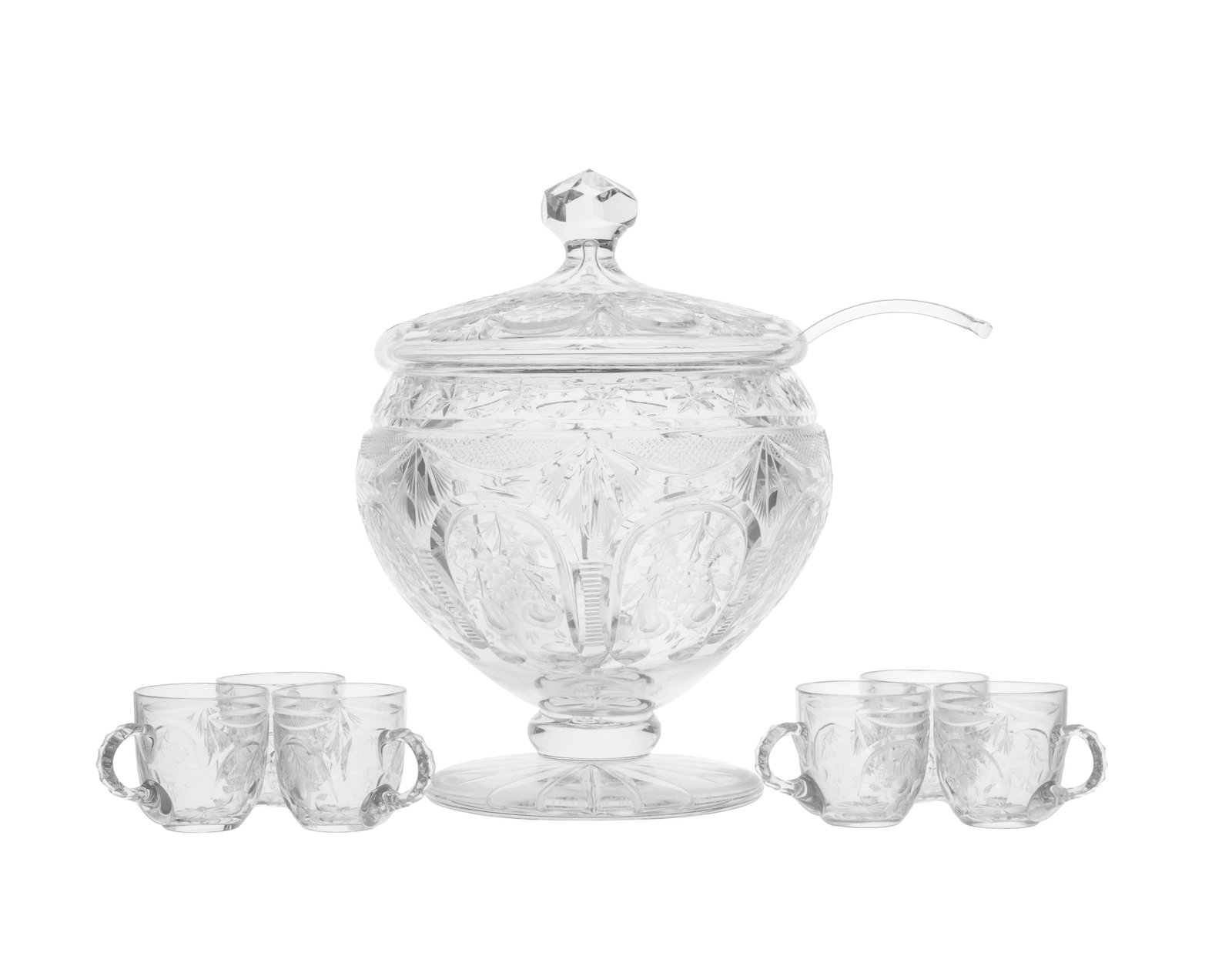 Grand bol à punch et 6 tasses en cristal, probablement Bohême, XXe s., à décor d: Grand bol à punch et 6 tasses en cristal, probablement Bohême, XXe s., à décor de feuillage et grappes de raisins, h. 7,5 et 36 cm
