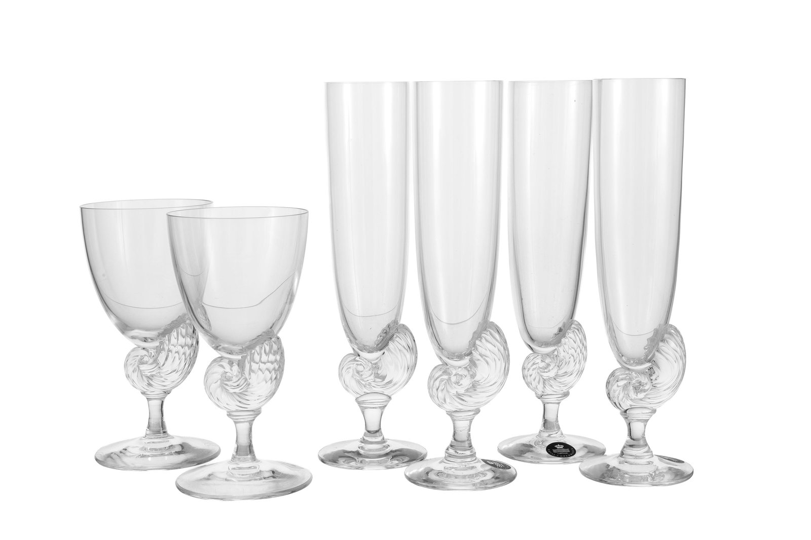 Ensemble de 4 flûtes à champagne et 2 verres à vin en cristal, Royal Copenhague, mod&: Ensemble de 4 flûtes à champagne et 2 verres à vin en cristal, Royal Copenhague, modèle coquille, h.14 et 20 cm