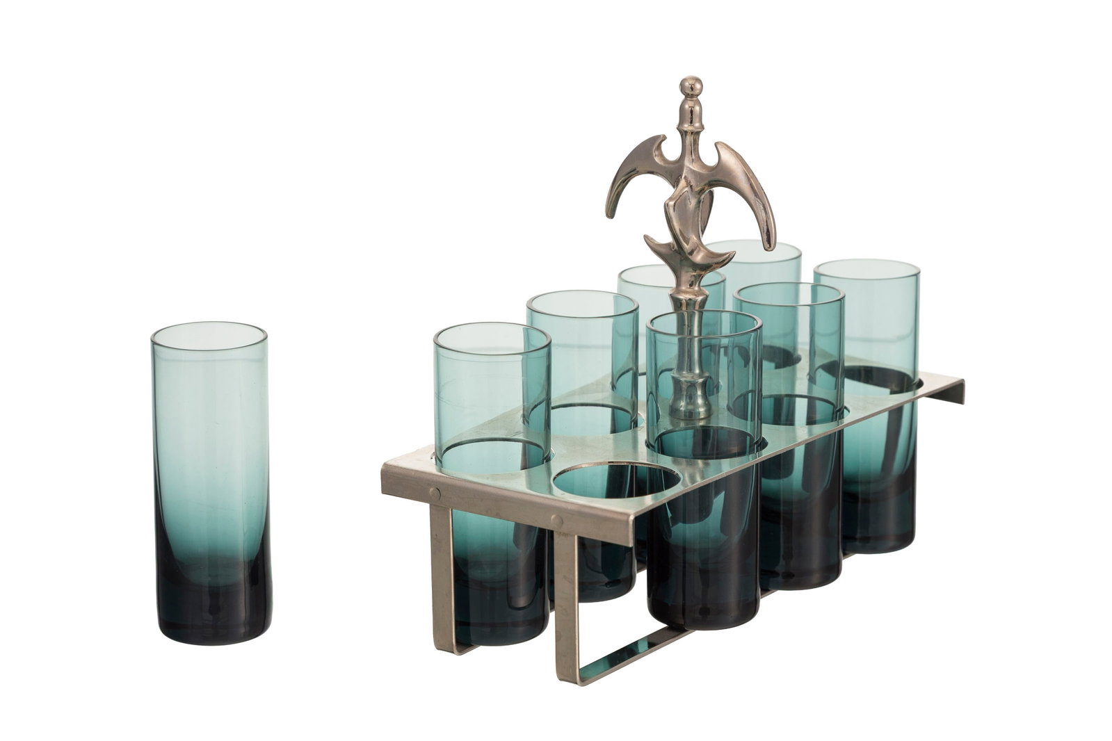 Set pour la vodka avec monture en métal argenté et 8 verres en verre bleuté, h. 9 et: Set pour la vodka avec monture en métal argenté et 8 verres en verre bleuté, h. 9 et 16,5 cm