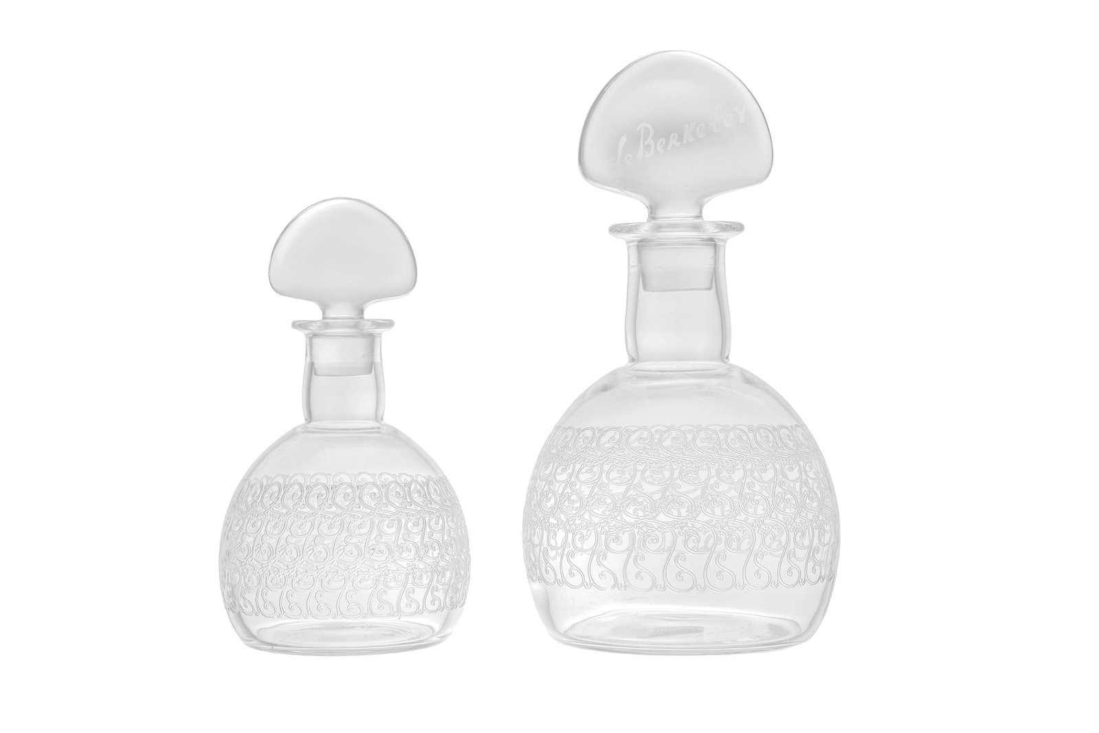 Baccarat. Ensemble de 2 carafes en cristal Baccarat, modèle Rohan, 1 bouchon gravé "Le Ber (1 of 2)