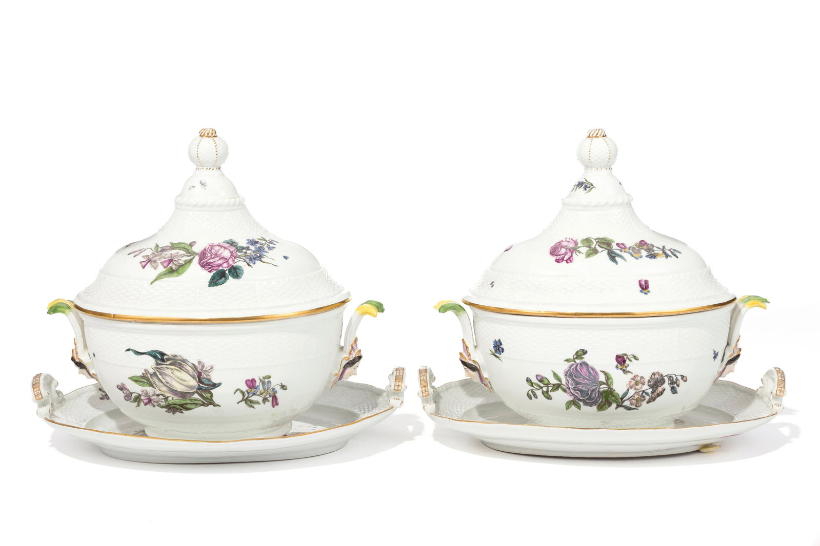 Meissen. Paire de soupières et présentoirs en porcelaine, circa 1750-60, à décor: Meissen. Paire de soupières et présentoirs en porcelaine, circa 1750-60, à décor polychrome de fleurs ombrées, bordure or, long. 36 cm, h. 31 cm