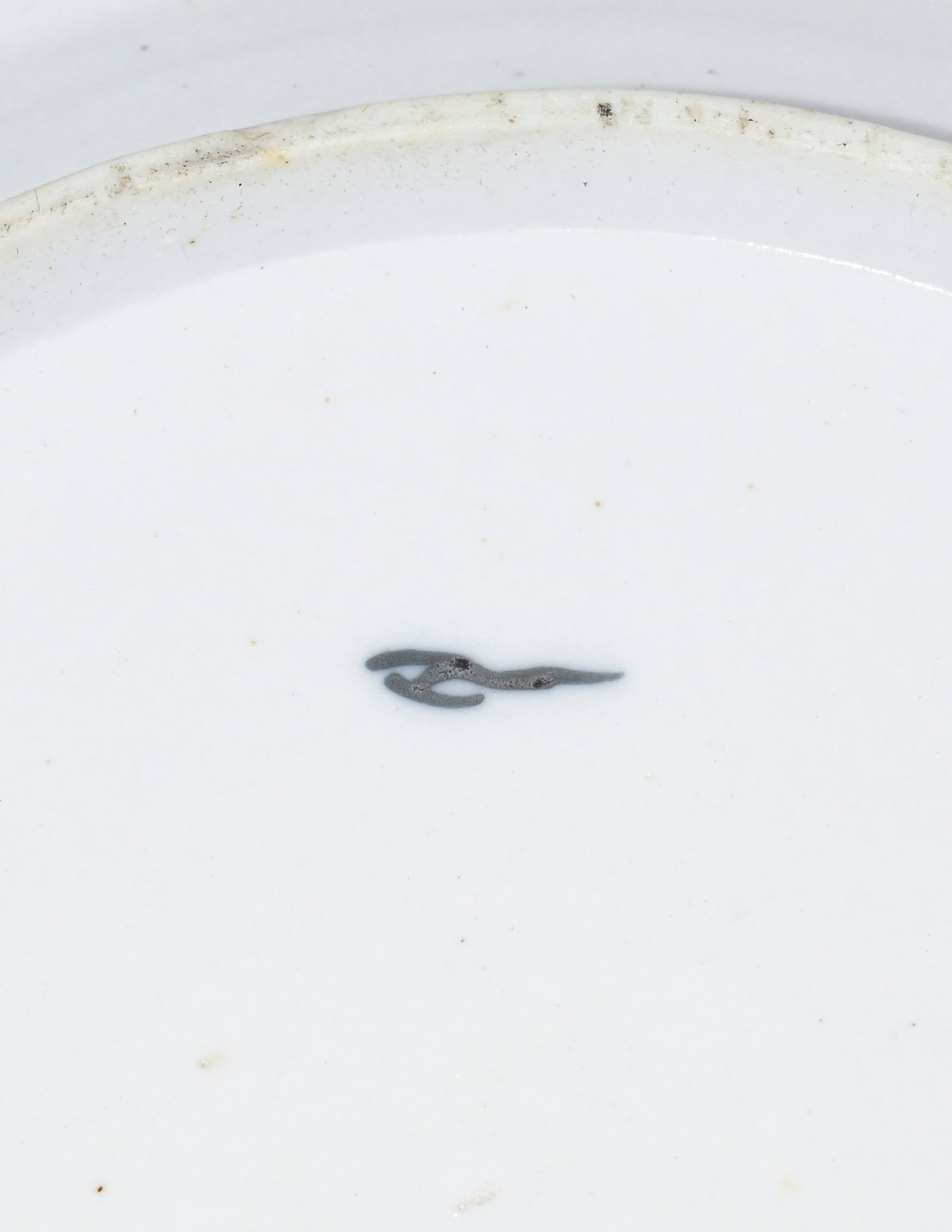 Nyon. Ensemble de 7 bols à thé et soucoupes et assiette en porcelaine, période Dortu  - 11
