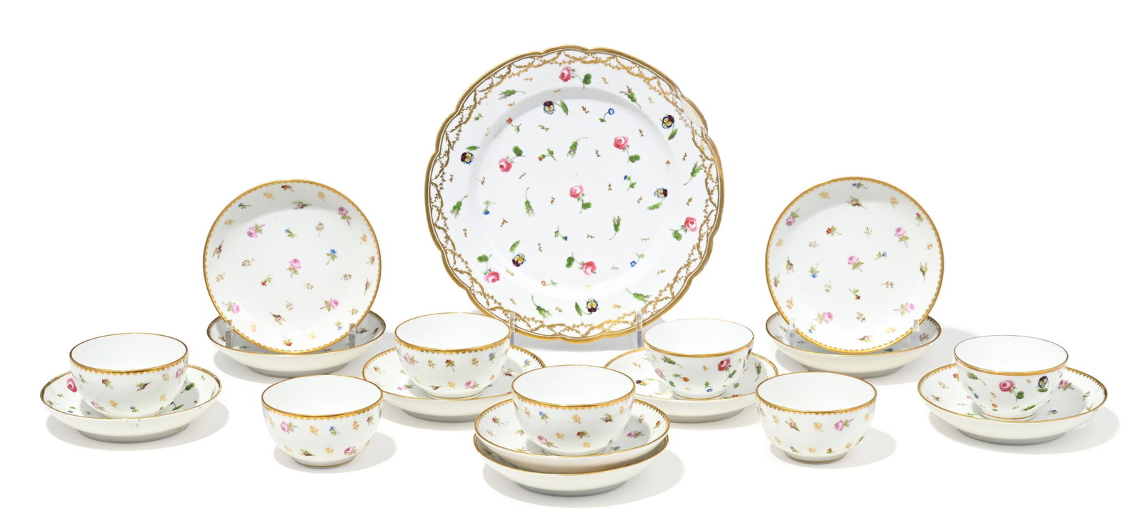 Nyon. Ensemble de 7 bols à thé et soucoupes et assiette en porcelaine, période Dortu : Nyon. Ensemble de 7 bols à thé et soucoupes et assiette en porcelaine, période Dortu et XXe, à décor de roses et bleuets, liseré or et dents-de-loup Condition