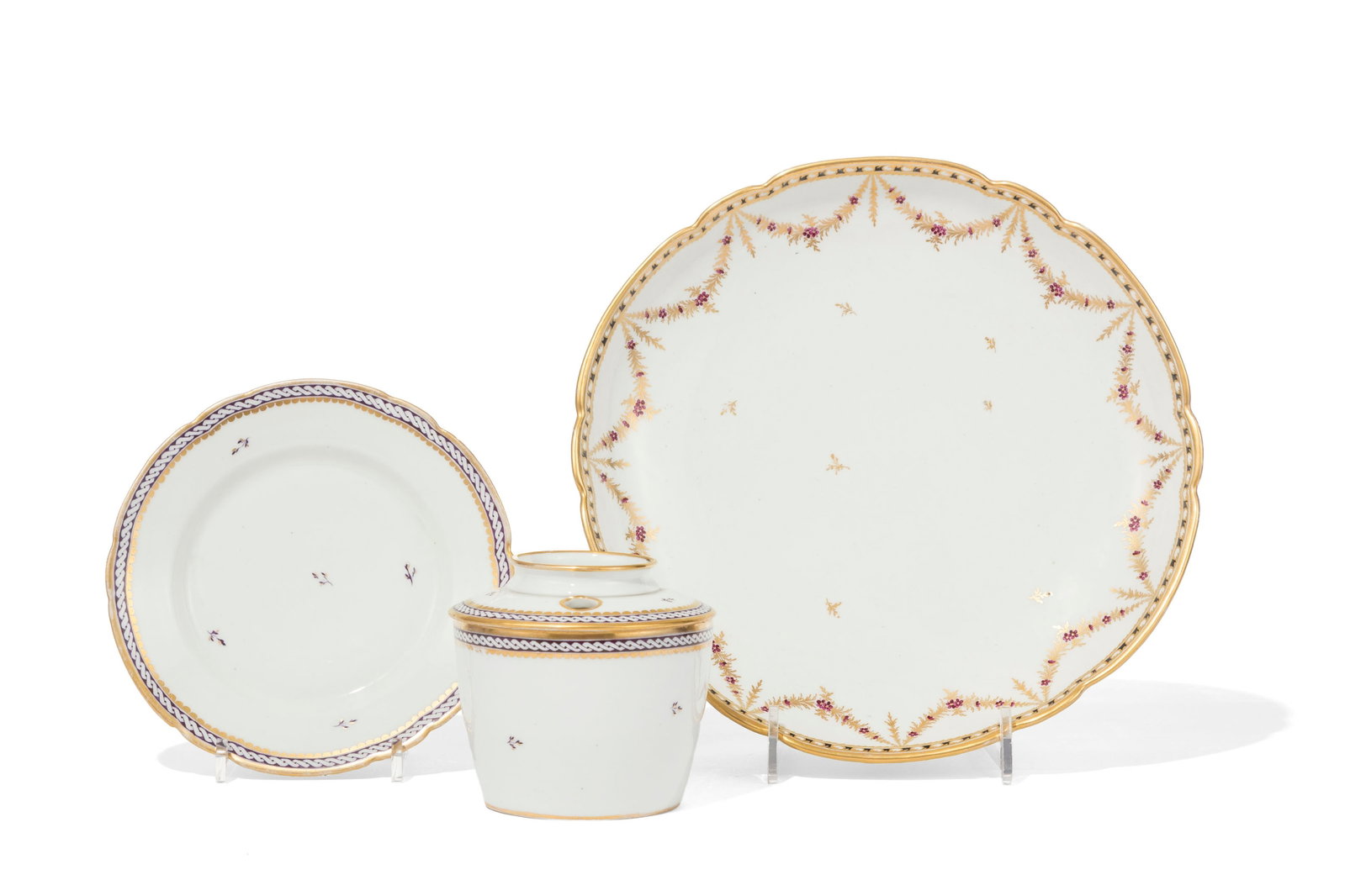 Nyon. Ensemble de 3 pièces en porcelaine, période Dortu, 2 décors dont Reine de Naple (1 of 2)