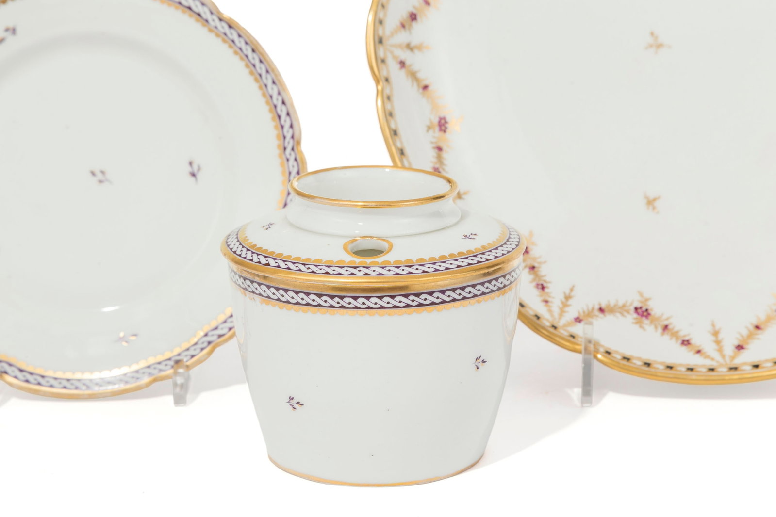 Nyon. Ensemble de 3 pièces en porcelaine, période Dortu, 2 décors dont Reine de Naple - 2