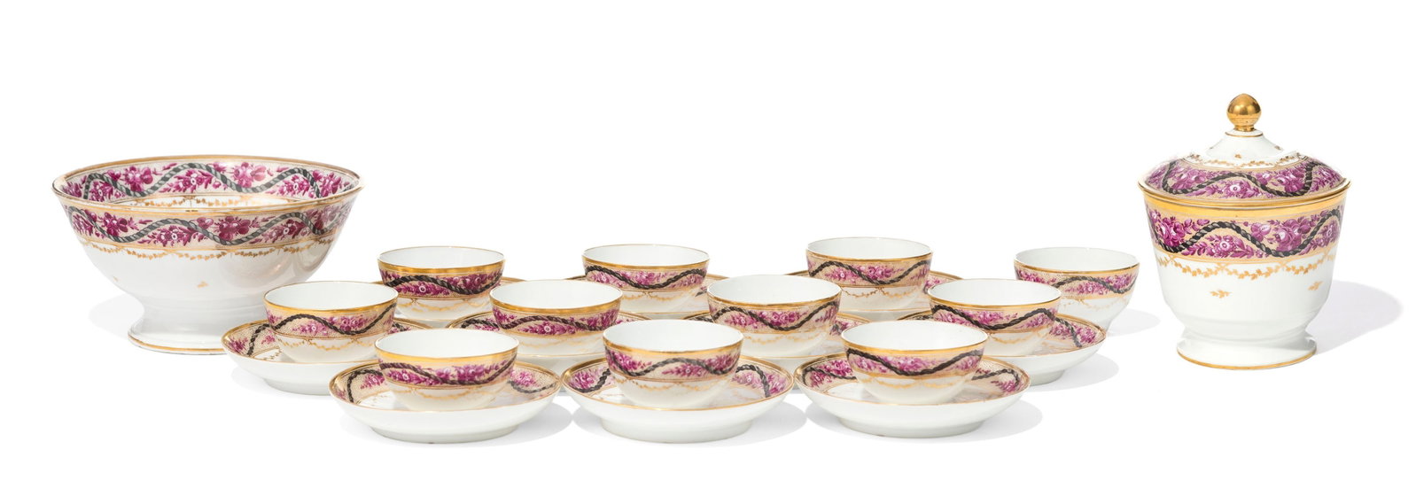 Nyon. Ensemble de 10 bols à thé et soucoupes, 1 coupe sur talon, 1 sucrier en porcelaine, : Nyon. Ensemble de 10 bols à thé et soucoupes, 1 coupe sur talon, 1 sucrier en porcelaine, début XIXe s., à décor fleurs pourpres dans une frise sablée or