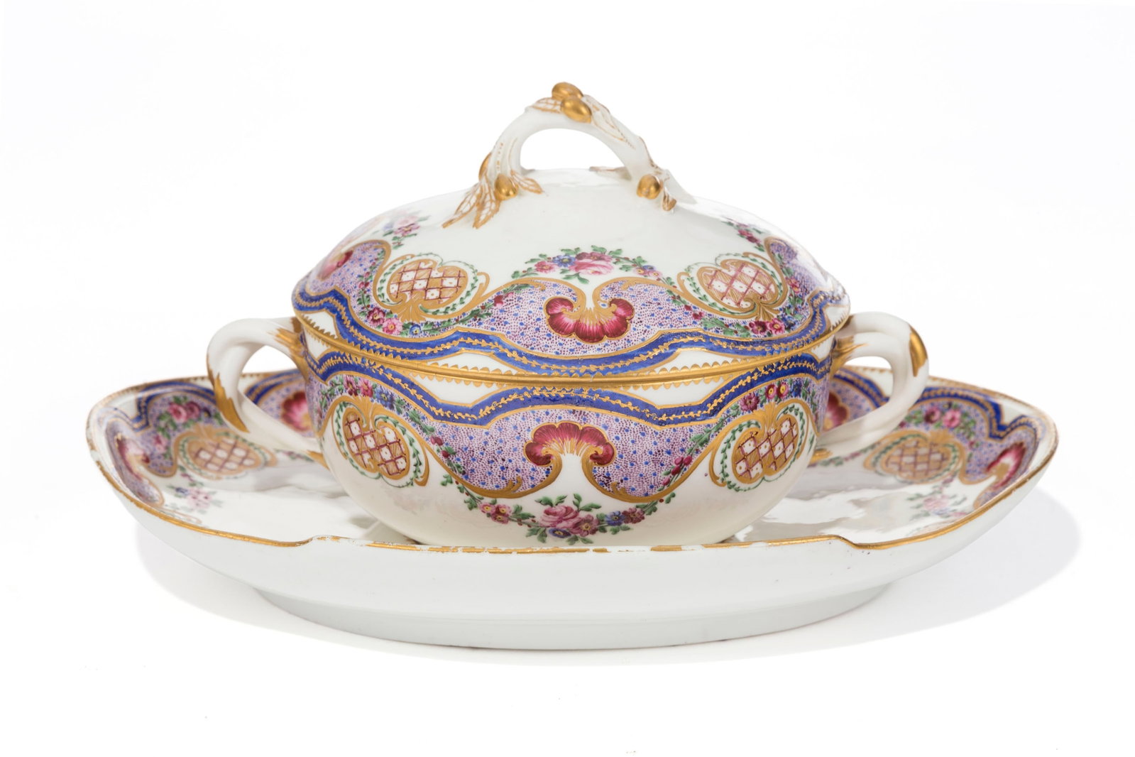 Bouillon couvert et présentoir en porcelaine XIXe s., à surdécor polychrome et or, ma: Bouillon couvert et présentoir en porcelaine XIXe s., à surdécor polychrome et or, marque apocryphe de Sèvres, long. 26,5 cm, diam. 14,5 cm Condition lacunes à la dorure