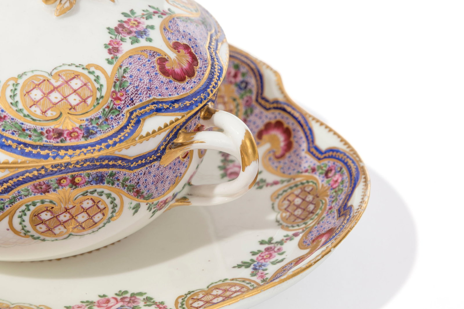 Bouillon couvert et présentoir en porcelaine XIXe s., à surdécor polychrome et or, ma - 3