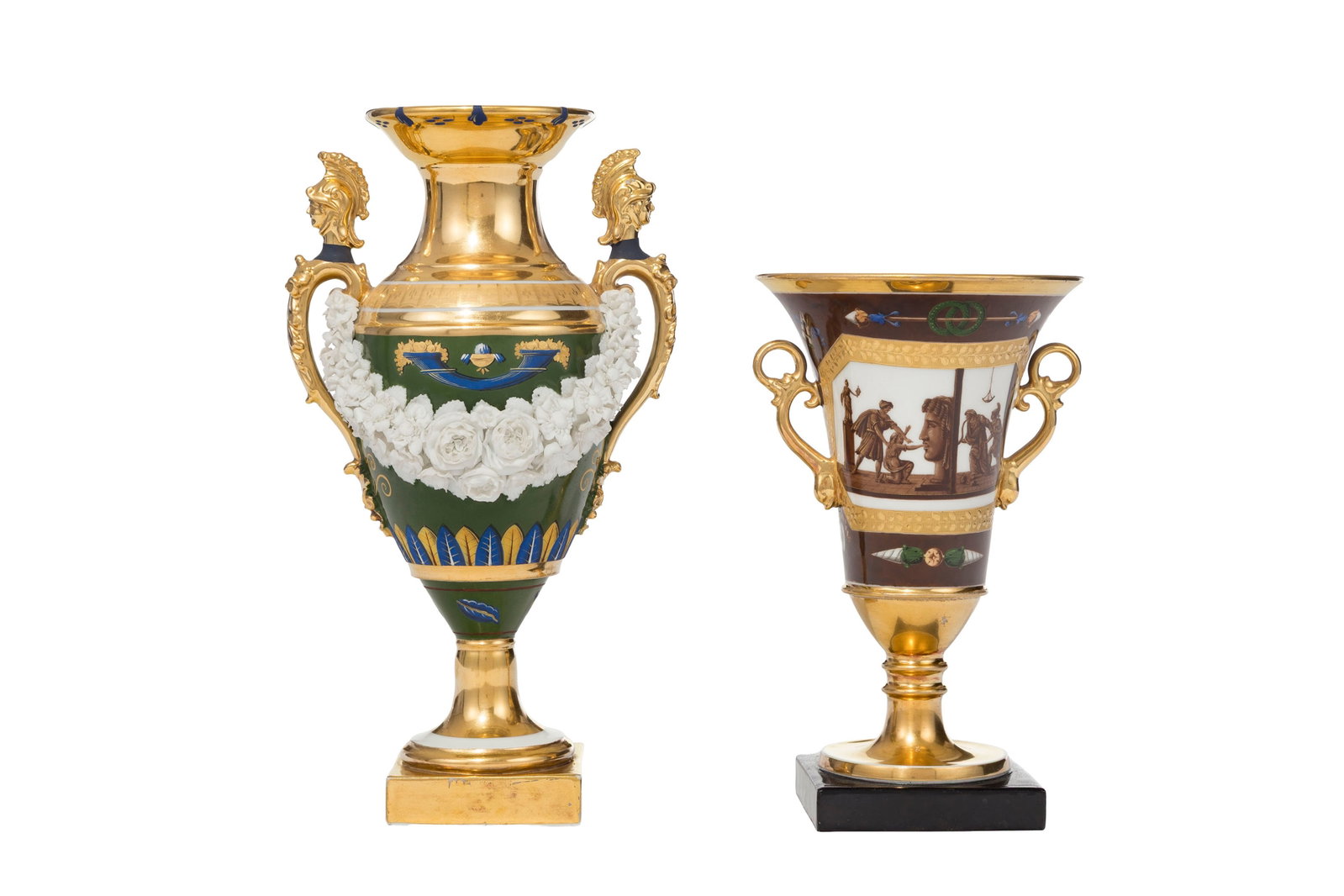 Ensemble de 2 vases en porcelaine de Paris, XIXe s., dont 1 signé or Darté aîné : Ensemble de 2 vases en porcelaine de Paris, XIXe s., dont 1 signé or Darté aîné Paris, à décor polychrome et or, h. 19,5 et 25,5 cm Condition manques au feuillage et fleu
