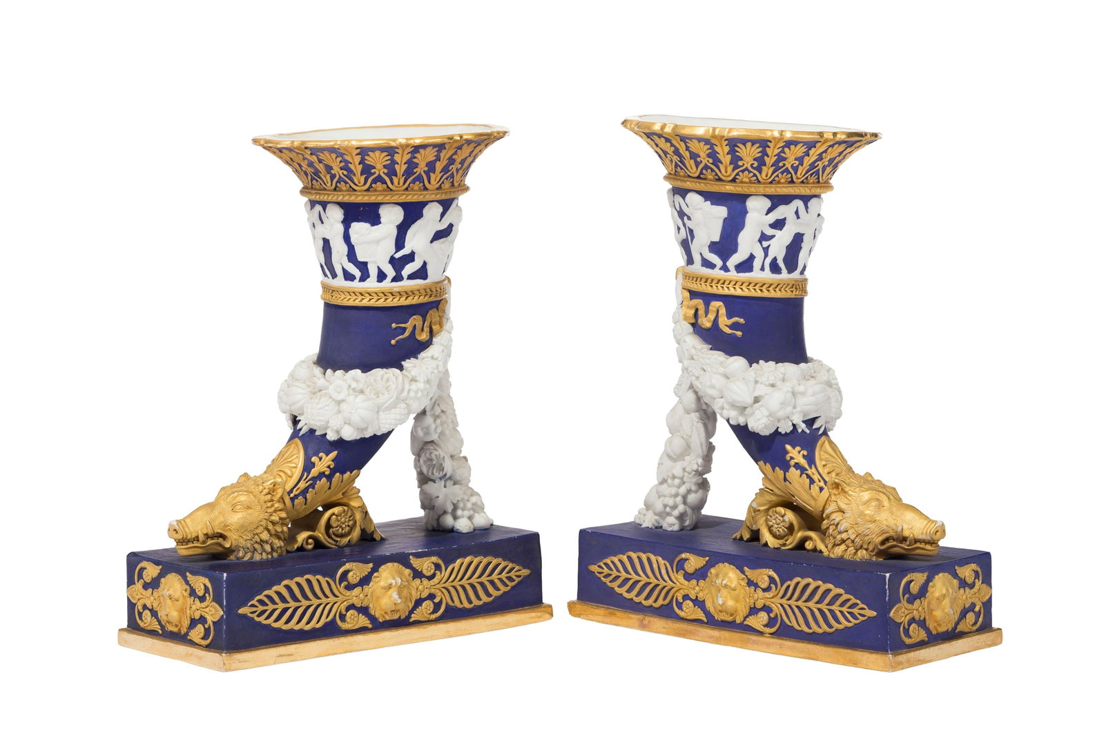 Paire de vases cornets en biscuit, Paris, XIXe s., à décor bleu cobalt et or, inspiré: Paire de vases cornets en biscuit, Paris, XIXe s., à décor bleu cobalt et or, inspiré de la forme des rhytons antiques, h. 22 cm Condition manques à la dorure éclat au coin