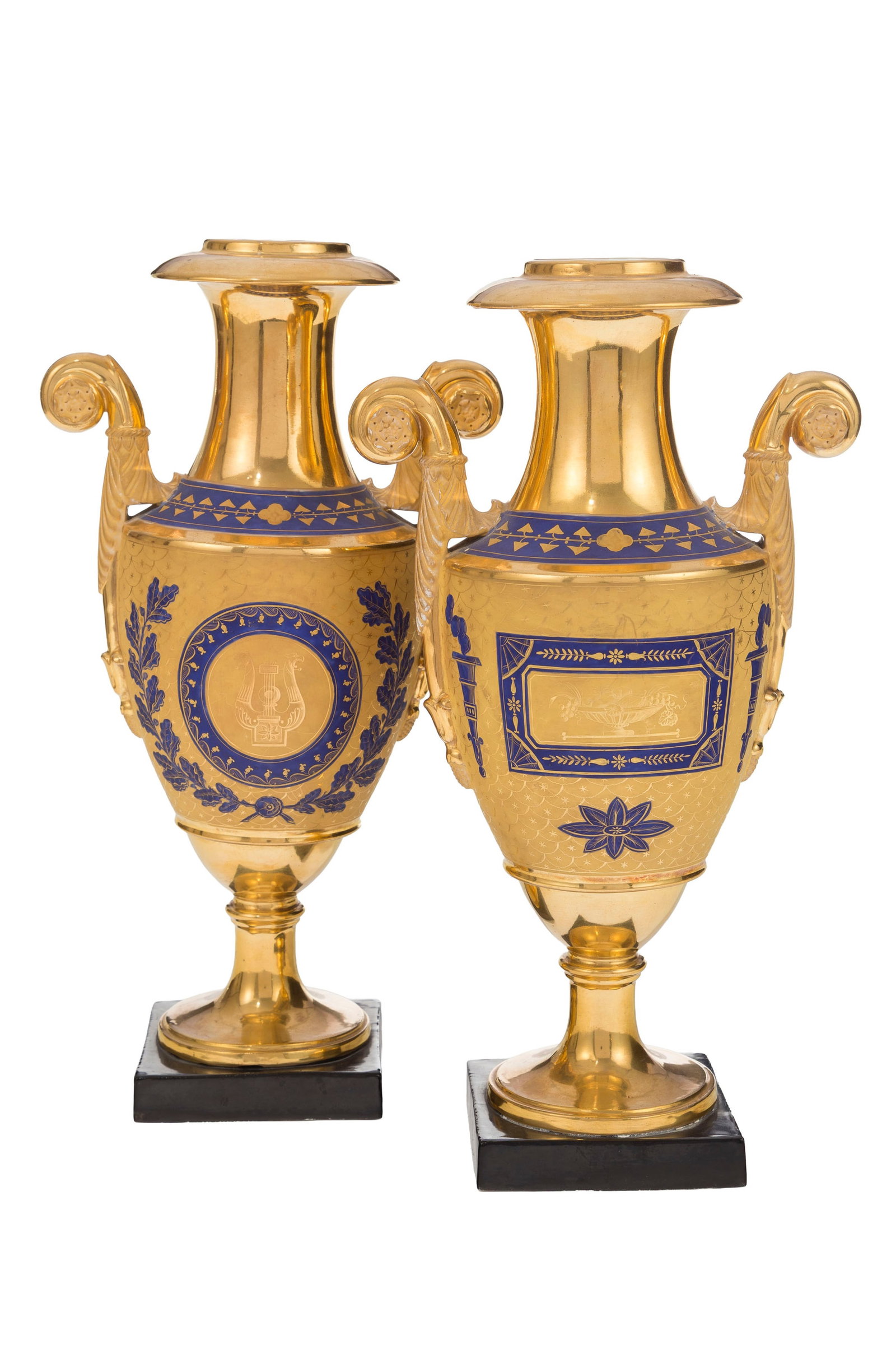 Paire de vases en porcelaine de Paris, XIXe s., à décor bleu et or, fond mat et brillant, : Paire de vases en porcelaine de Paris, XIXe s., à décor bleu et or, fond mat et brillant, h. 32 et 33 cm
