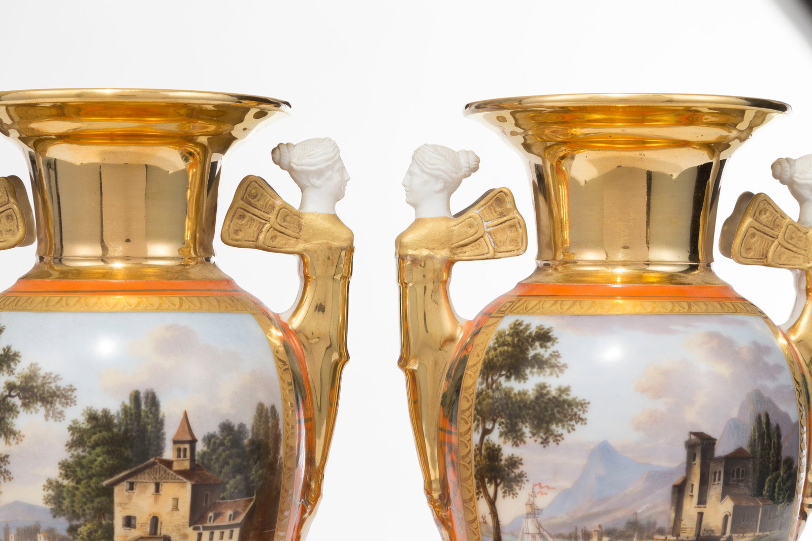 Paire de vases en porcelaine de Paris, XIXe s., à décor polychrome de scènes anim - 2