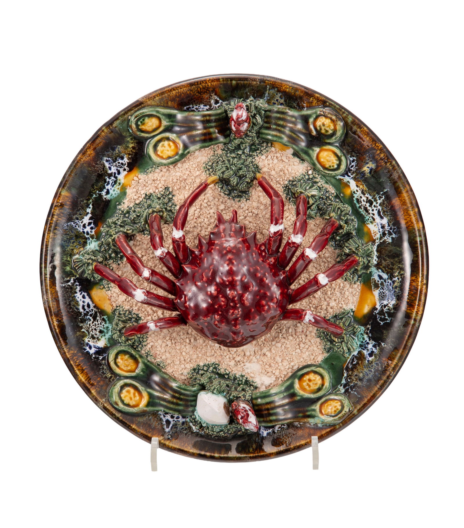 Plat en céramique, Mendes, Portugal, fin XXe s., à motif de crabe, diam. 30 cm: Plat en céramique, Mendes, Portugal, fin XXe s., à motif de crabe, diam. 30 cm